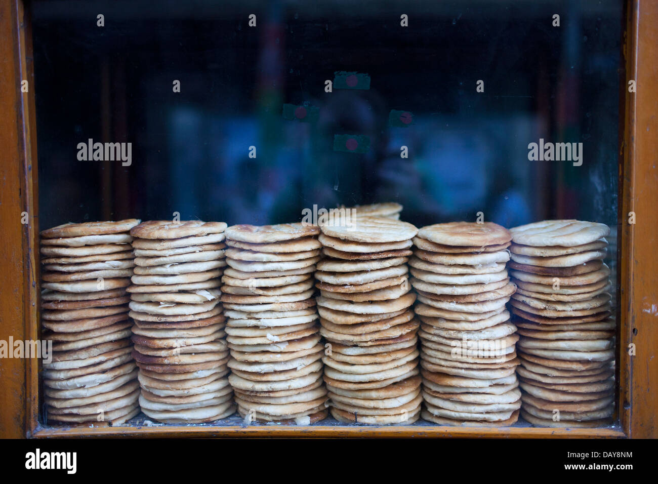 Haufen von Pitta-Brot für den Verkauf auf einer Straße Warenkorb in der historischen Altstadt von Dhaka Bangladesch Stockfoto