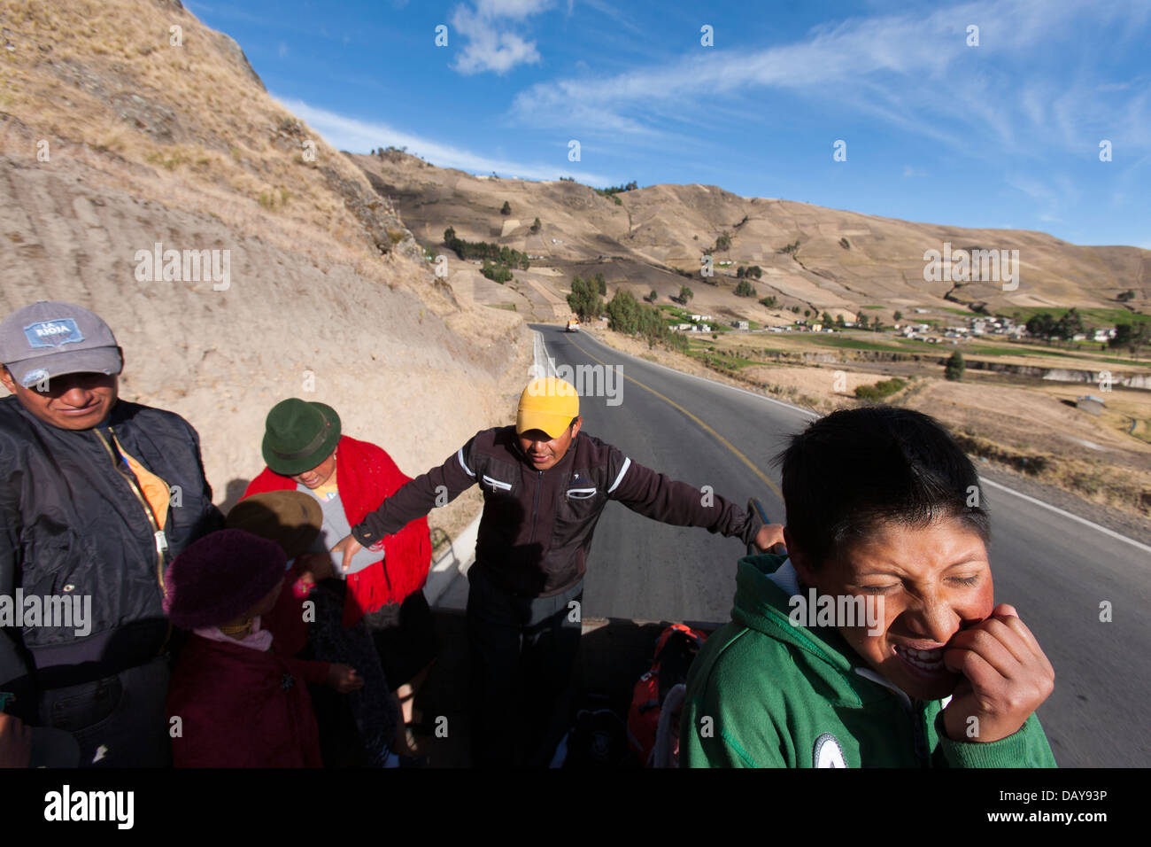 Lokalen Ecuadorianer ziehen, eine Pick up Truck, öffentlichen Verkehrsmitteln, dem bunten Wochenmarkt in Zimbahua, Stockfoto