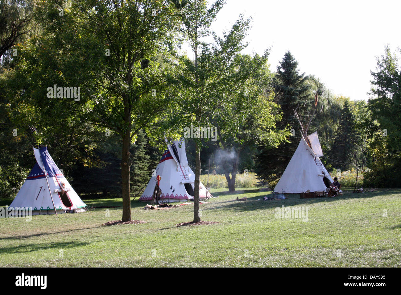 Native American Indian Campingplatz mit drei tipis Stockfoto