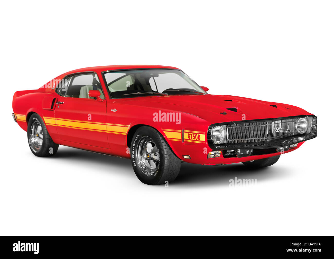 Lizenz und Drucke bei MaximImages.com - Rot 1969 Shelby Cobra GT500 Retro-Sportwagen isoliert auf weißem Hintergrund mit Beschneidungspfad Stockfoto