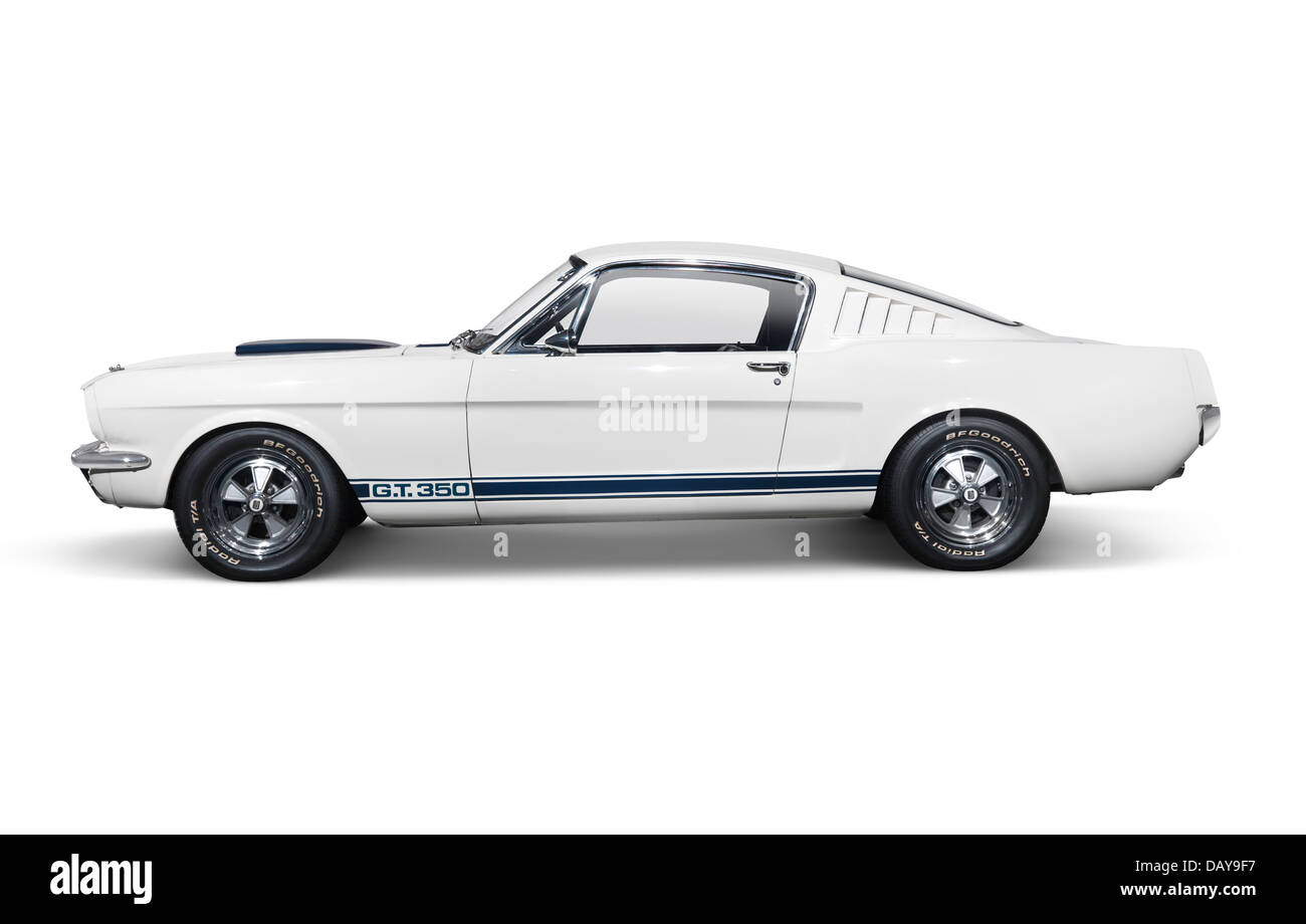 Lizenz und Drucke bei MaximImages.com - White 1965 Shelby G.T. 350 Mustang Retro-Sportwagen isoliert auf weißem Hintergrund mit Clipping-Pfad Stockfoto
