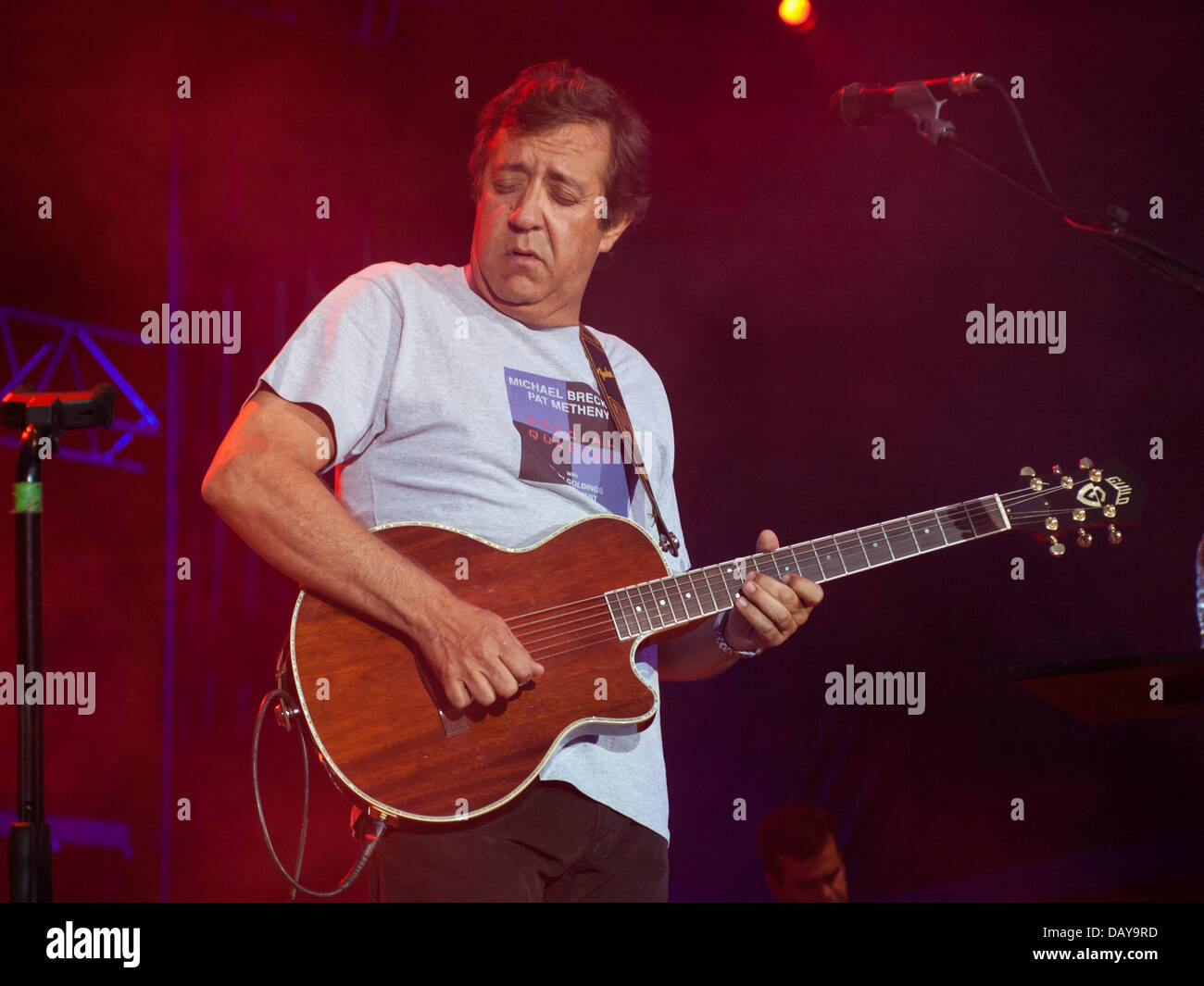 Porto Portugal 20 Juli Meo Stuten Vivas Musikfestival Palco Meo Portugiesische Sangerin Rui Veloso Rui Veloso Seine Gitarre Credit Daniel Amado Alamy Live News Stockfotografie Alamy