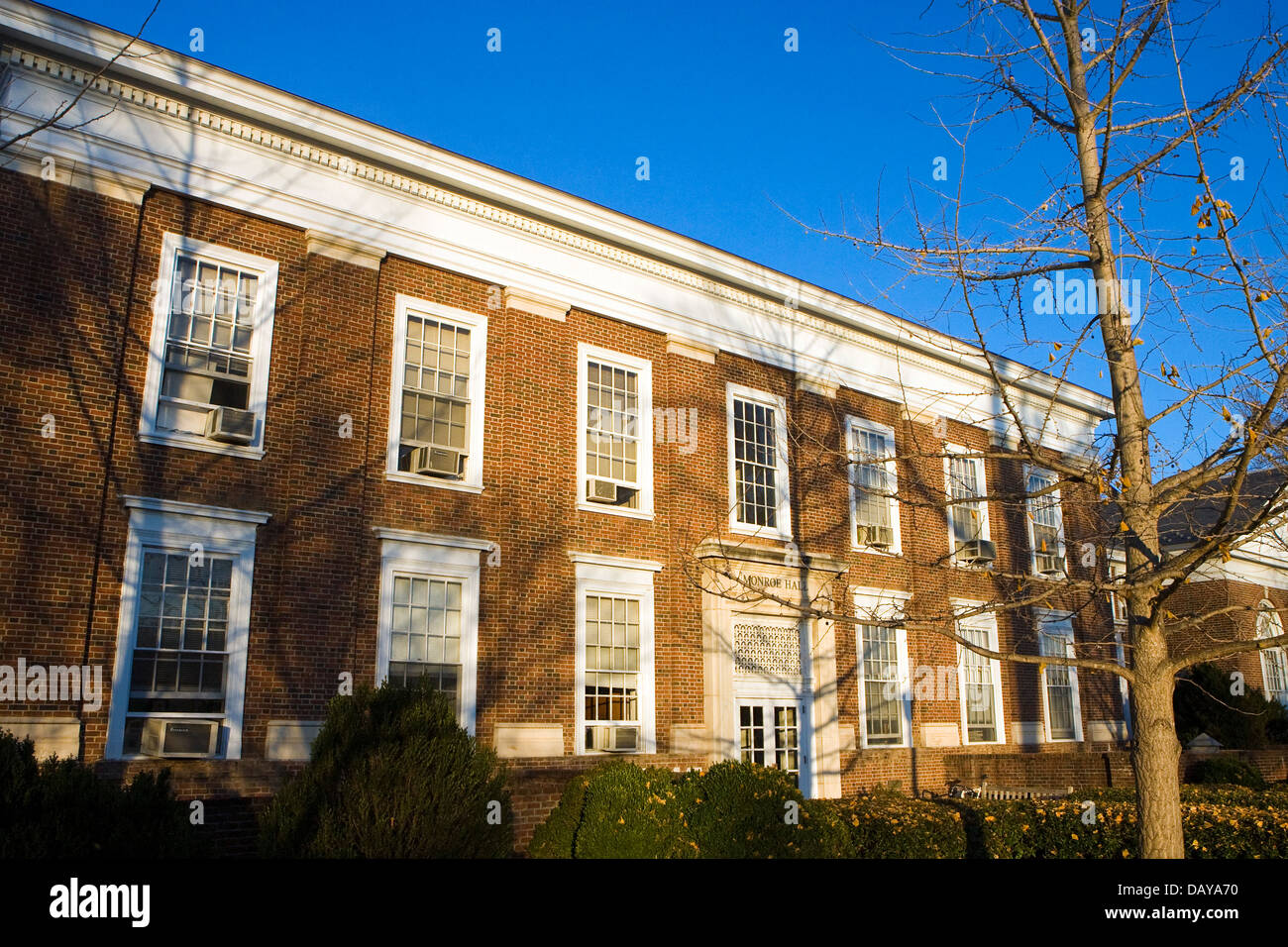 Monroe Hall an der McIntire School of Commerce auf dem Gelände der University of Virginia, Charlottesville, VA Stockfoto