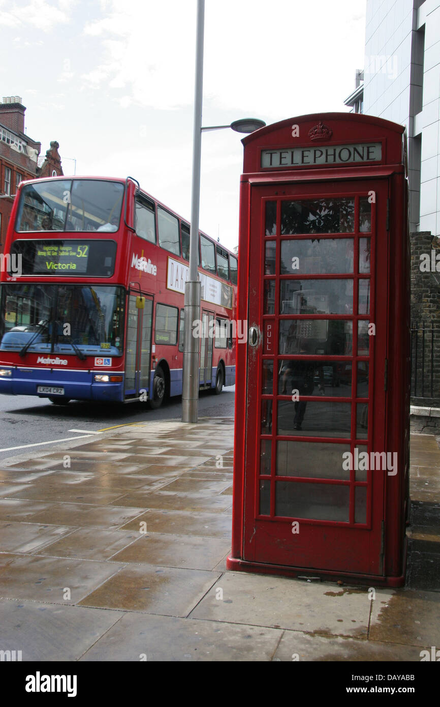 Rote Telefonzelle mit Doppeldecker-Bus, London, England Stockfoto
