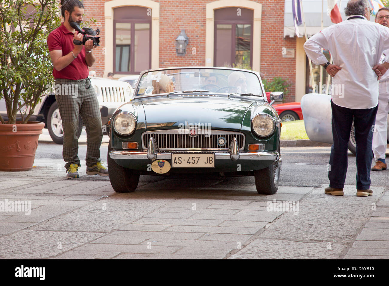1966 MG B angetrieben DERBA Giuseppe RE Maria Teresa vor dem Start des Rennens "Memorial Bordino" Stockfoto