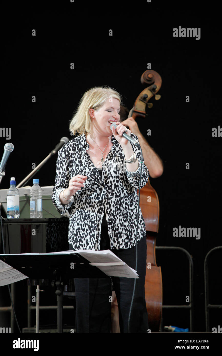 Marlborough, Wiltshire, UK, Samstag, 20. Juli 2013.  Jazz-Sängerin Clare Teal führt mit dem BBC Radio Leeds Big Band im Priorat Festzelt auf dem Marlborough-Jazz-Festival in Wiltshire. Stockfoto