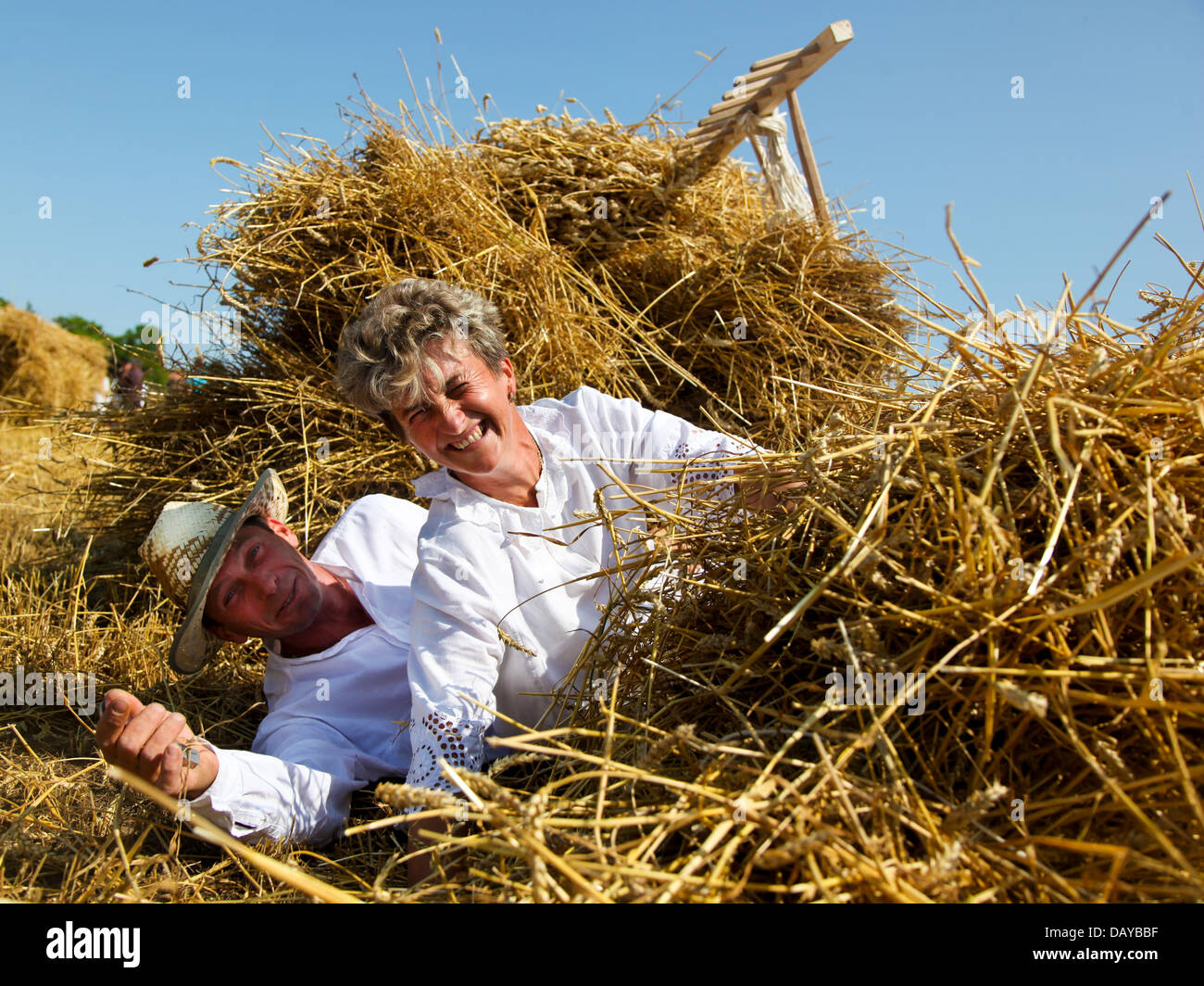 Landarbeiter, die Spaß im Heu Stockfoto