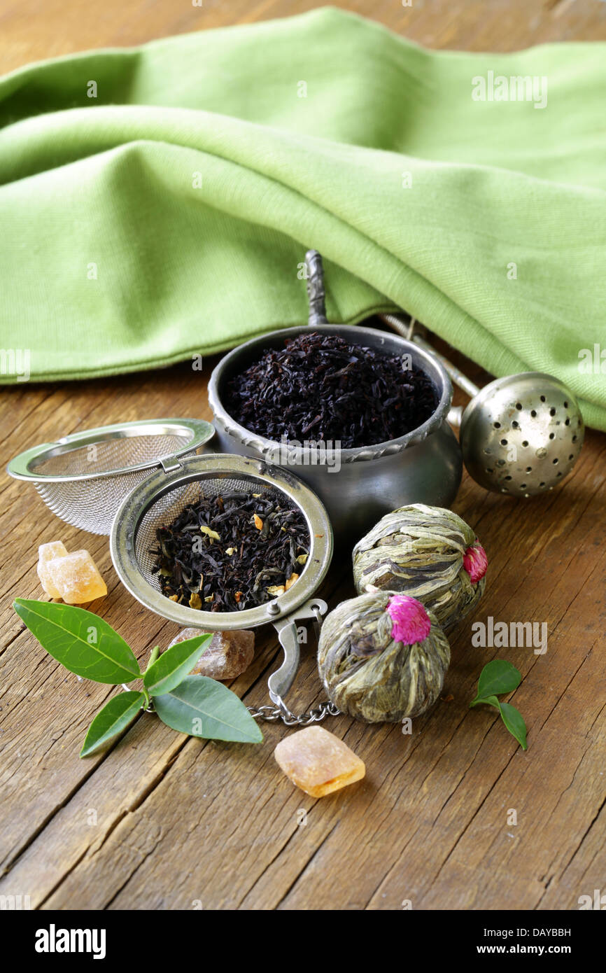 Sortiment an Tee - schwarzer Blattgrün, exotisch und Teesiebe Stockfoto