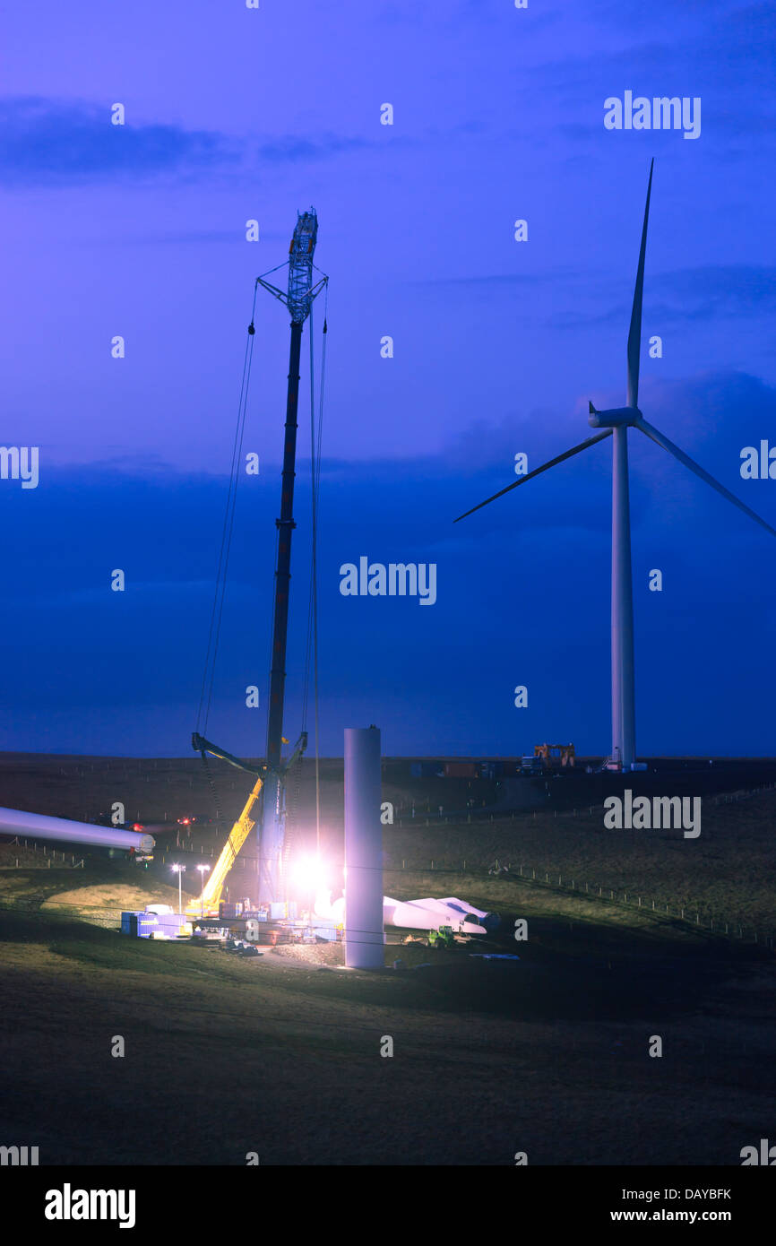 Bau einer Windkraftanlage in der Nacht Stockfoto