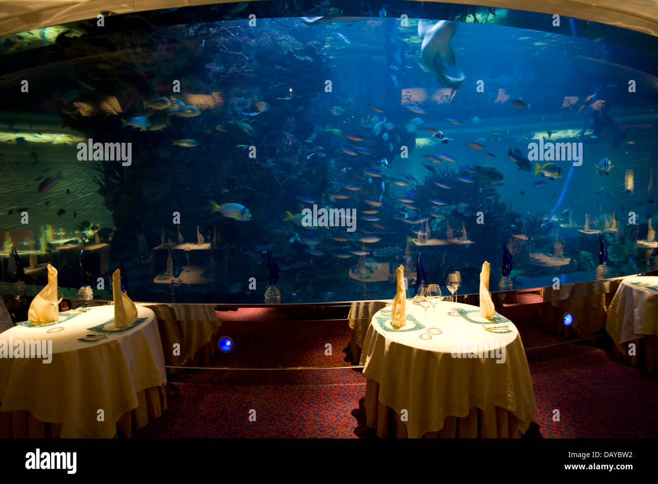 Das Restaurant Al Mahara (Aquarium), Hotel Burj al-Arab, Dubai, Vereinigte Arabische Emirate Stockfoto