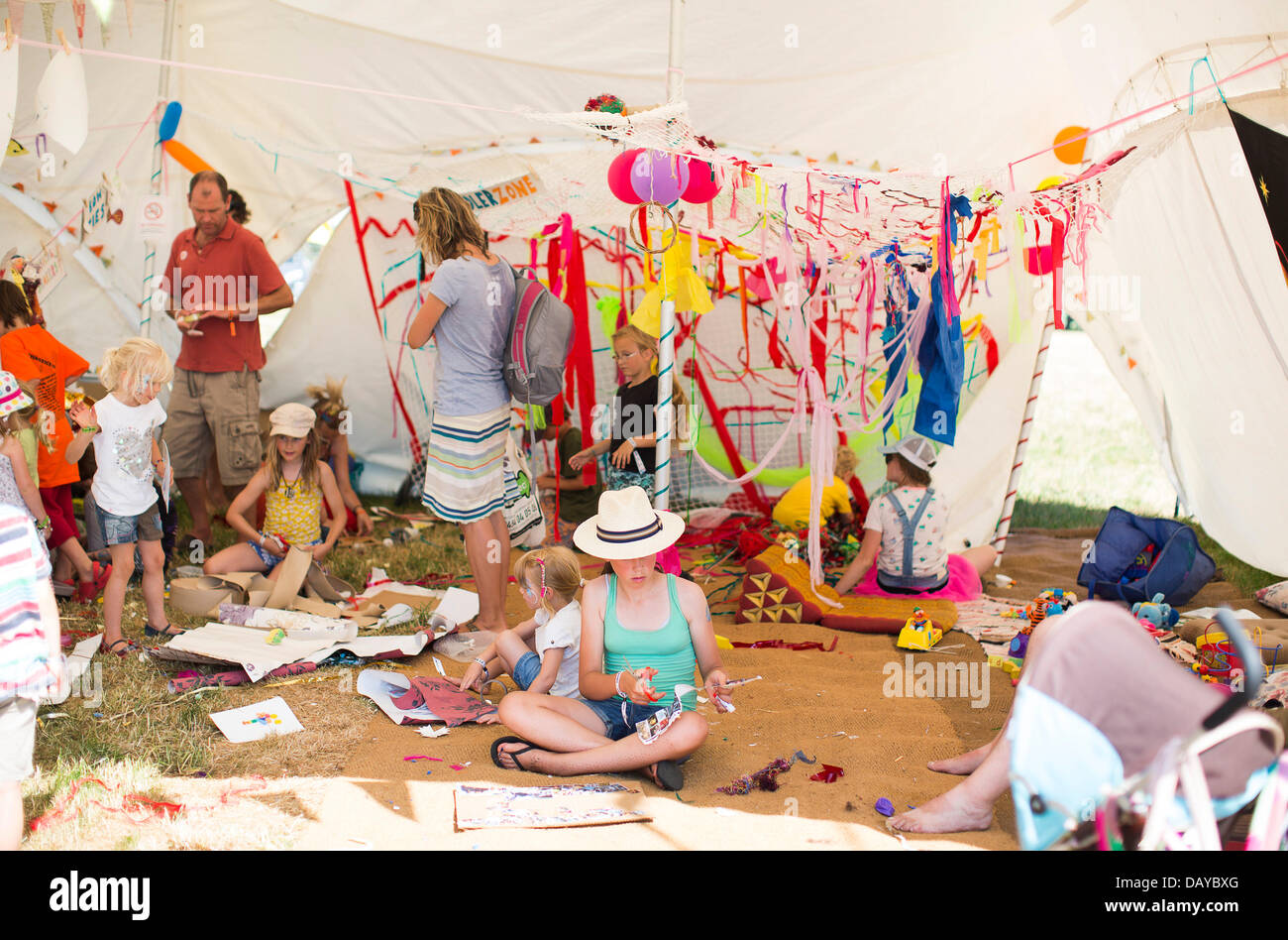 Oakhampton, UK. 20. Juli 2013. Menschen spielen in der Kinder Zelt am Chagstock, einem kleinen Musikfestival in der Nähe von Okehampton, Devon. Die ausverkaufte Veranstaltung sah Festivalbesucher genießen die warme, sonnige Wetter, das vor kurzem sonnte sich das Vereinigte Königreich hat. Das Met Office hat die Hitzewelle Warnstufe herabgestuft, aber Temperaturen werden voraussichtlich in der nächsten Woche wieder steigen. 20. Juli 2013 Kredit: Adam Gasson/Alamy Live-Nachrichten Stockfoto