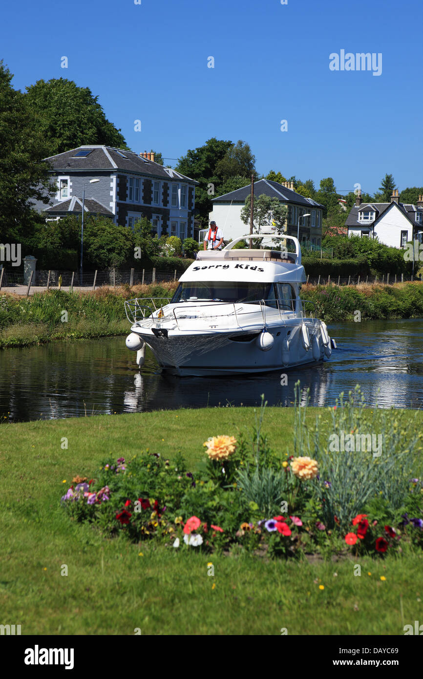 Crinan Canal, UK. 20. Juli 2013. Motor-Cruiser nähert sich eine Sperre auf dem Crinan Kanal bei Ardrishaig in Argyll Credit: PictureScotland/Alamy Live News Stockfoto