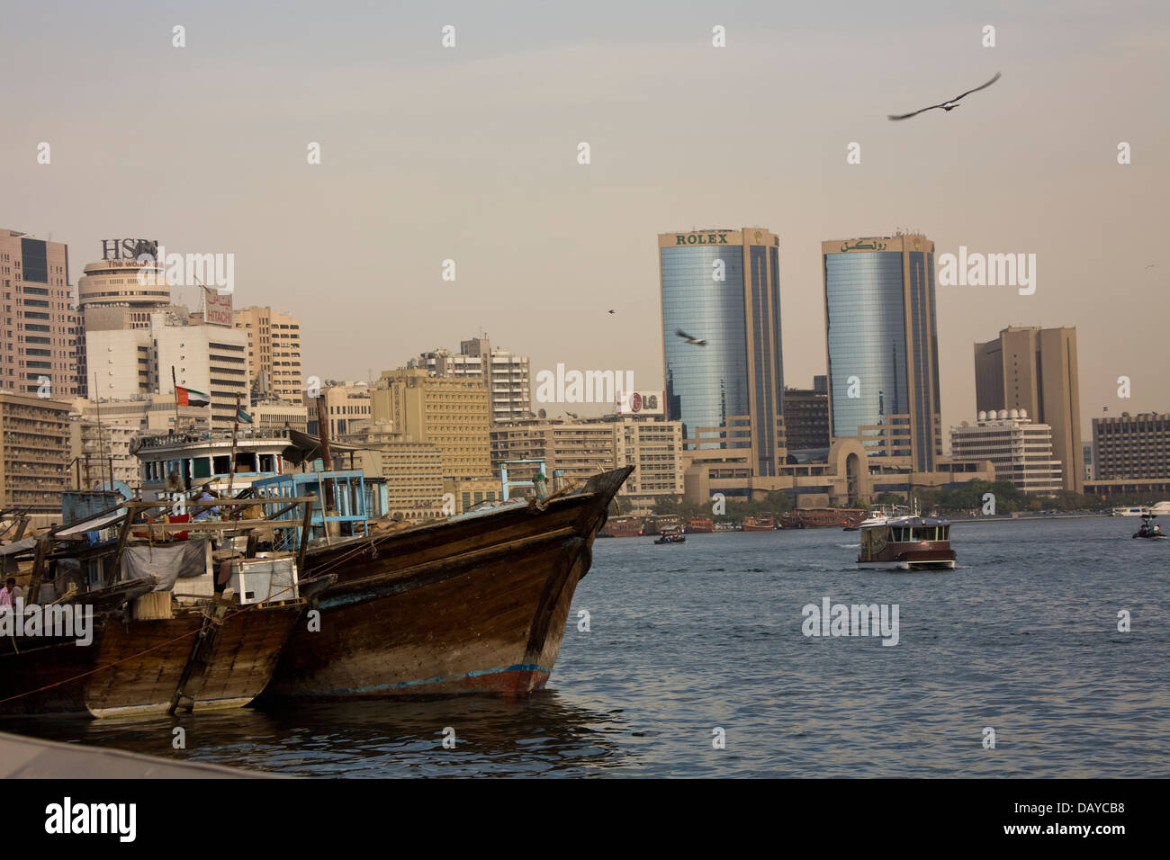 Eine farbenfrohe und kontrastreiche Mischung aus alt und neu, sowohl auf dem Wasser und an Land, sehen am Dubai Creek, Dubai, U.A.E Stockfoto