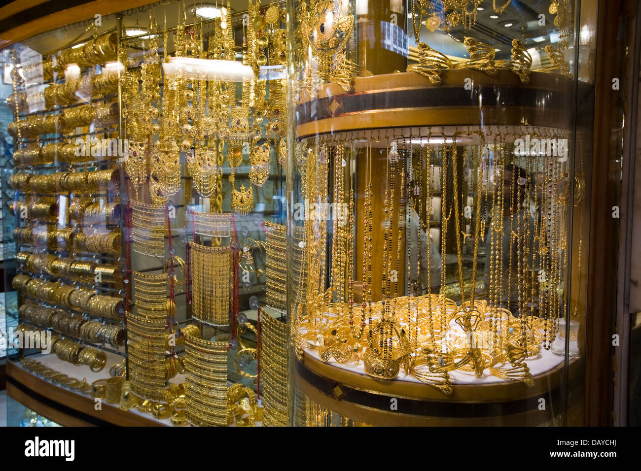 Die berühmten Gold Souk zieht Käufer aus der ganzen Welt, Dubai, Vereinigte Arabische Emirate Stockfoto