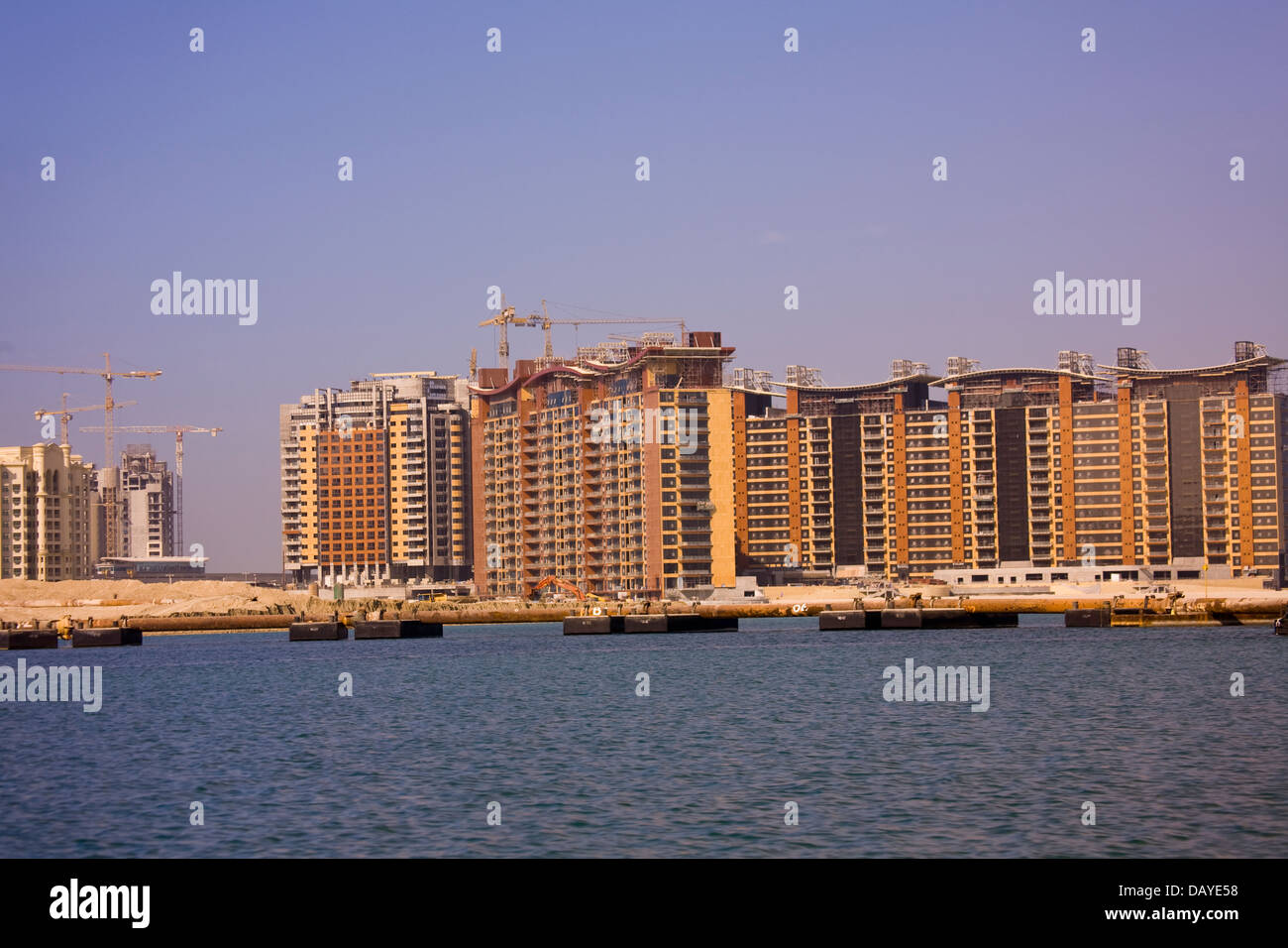 Million Dollar-Plus Eigentumswohnungen und Villen säumen die Strände von Palm Island, Dubai, U.A.E Stockfoto