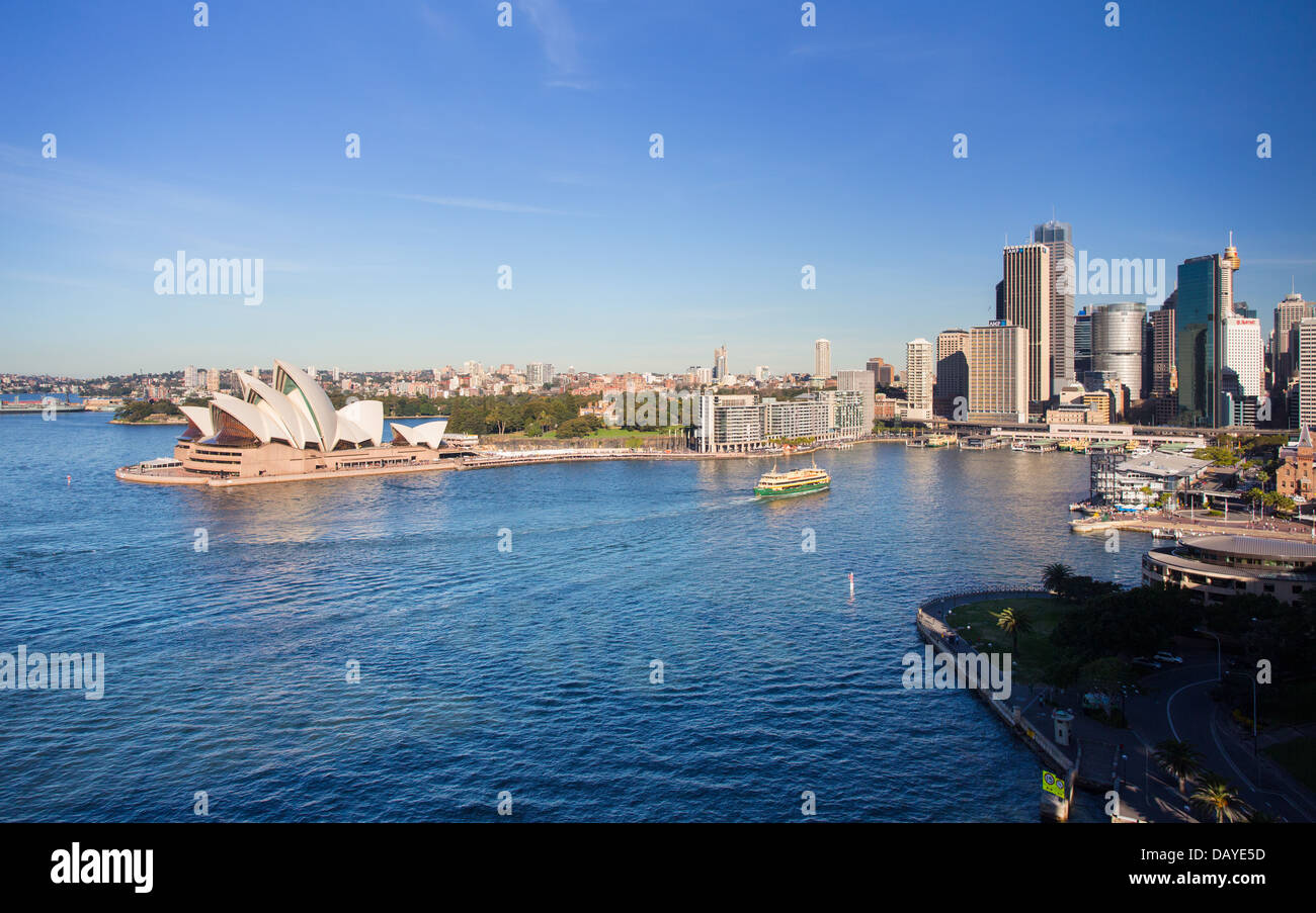 Blick auf Sydney City und Sydney Harbour von der Sydney Harbour Bridge, Australien Stockfoto