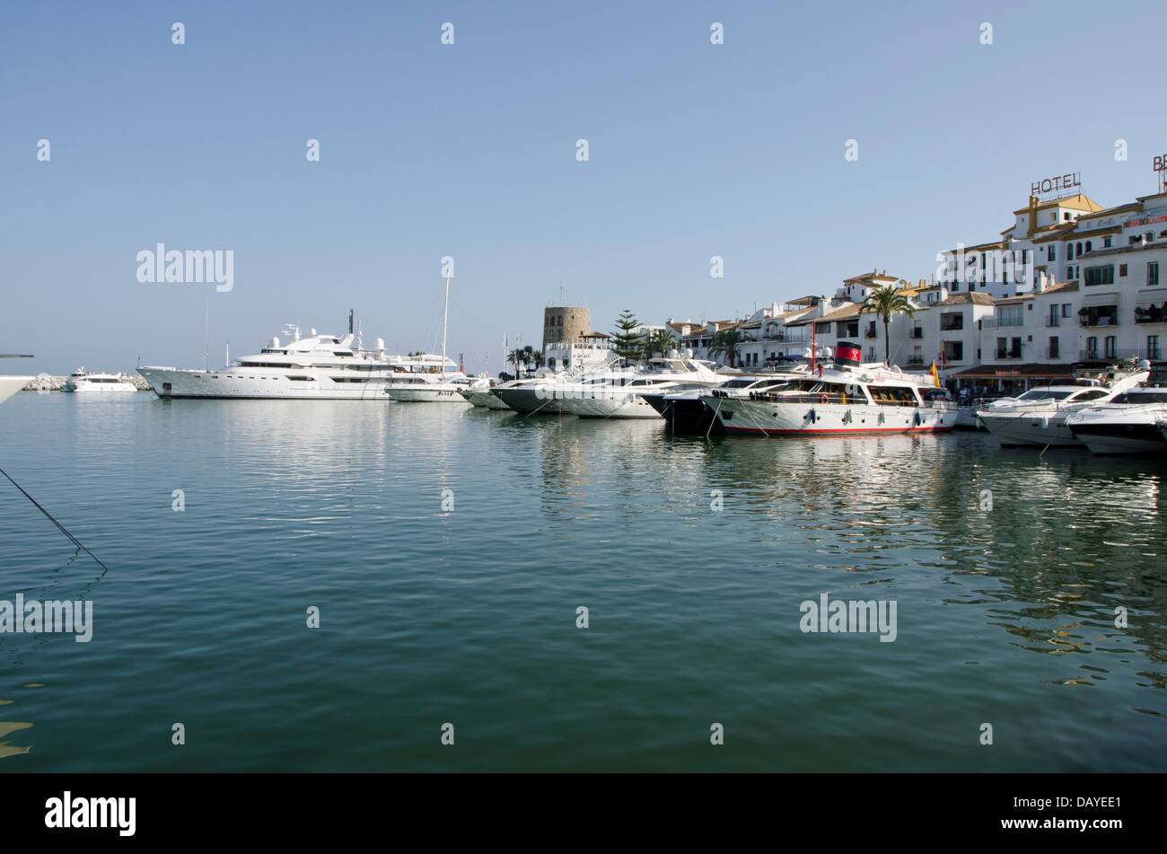 Der Yachthafen von Puerto Banus in Marbella mit alten Wachturm. Costa Del Sol, Spanien. Stockfoto
