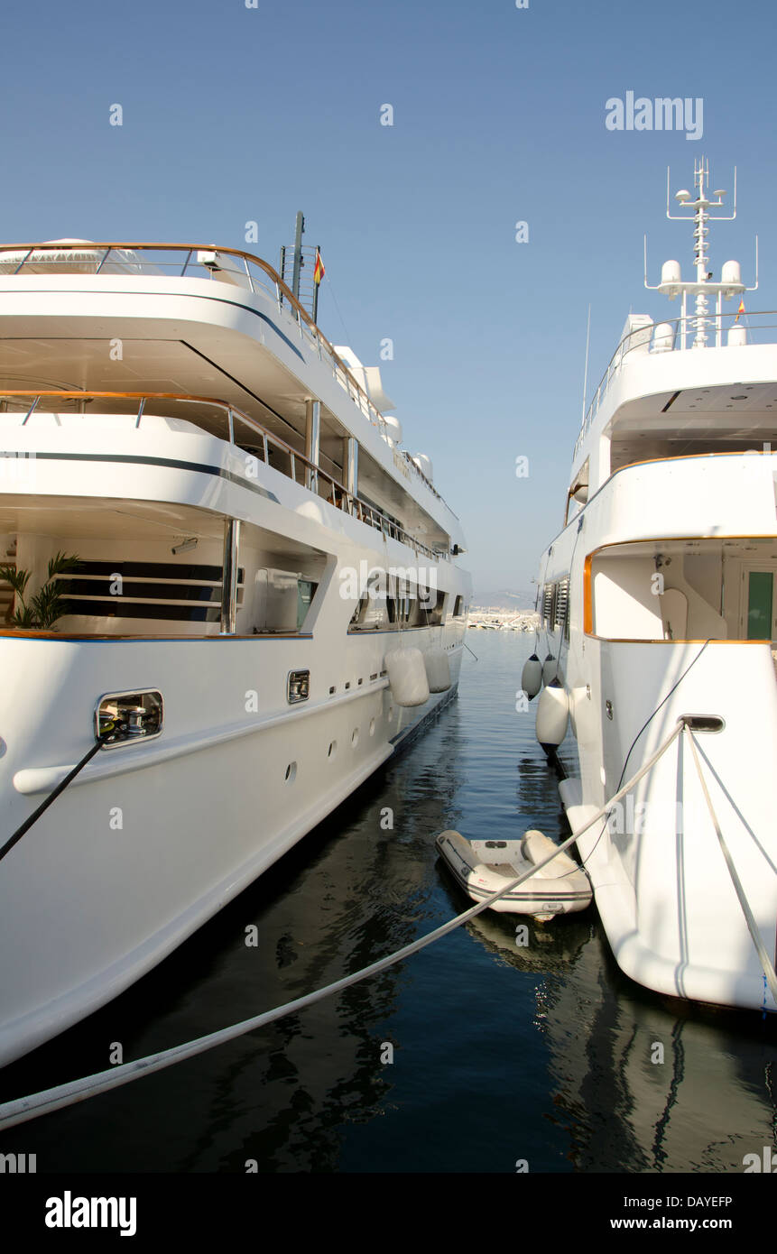 Saudische königliche Yachten super 'Shaf' vertäut im Luxus Yachthafen Puerto Banus in Marbella. Costa Del Sol, Spanien. Stockfoto