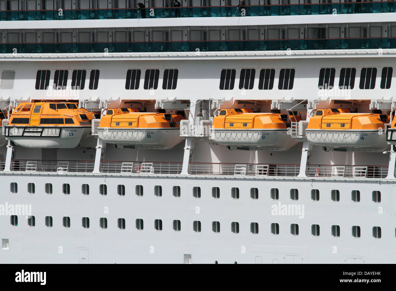 Rettungsboote an Bord des Kreuzfahrtschiffs Costa Favolosa. Sicherheit auf See. Stockfoto