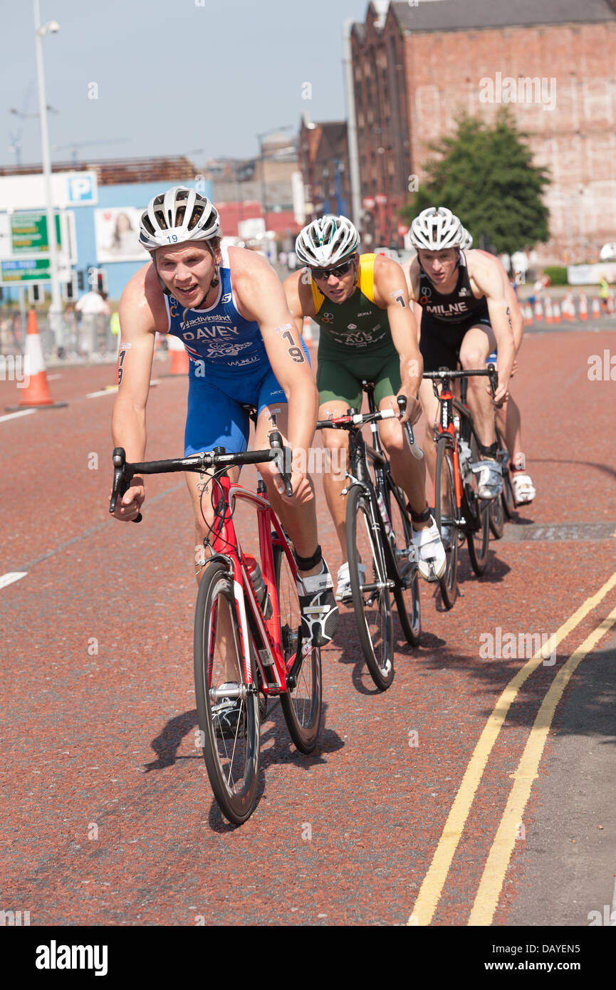 Männer Elite Sprint Distanz Triathlon obersten Athleten super passen und schnelle Ausarbeitung auf dem Fahrrad Zyklus Bein schnell Radfahren Stockfoto