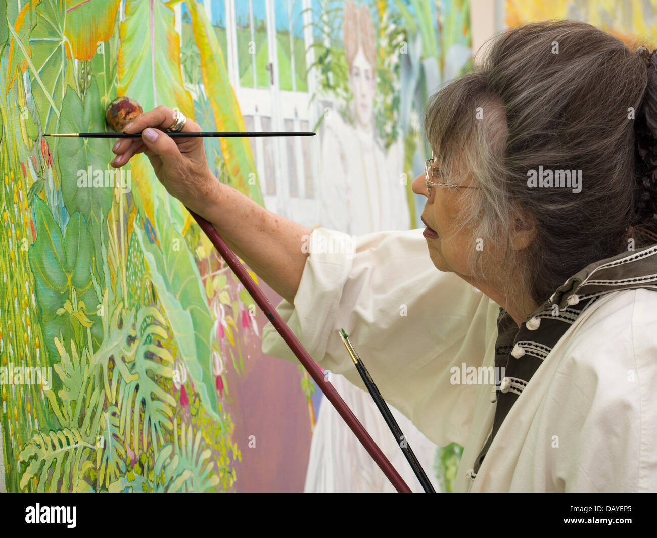 Christiane Kubrick - Witwe des verstorbenen Regisseurs Stanley Kubrick - Malerei in der Öffentlichkeit an Waterperry Kunst in Aktion 2013 Stockfoto