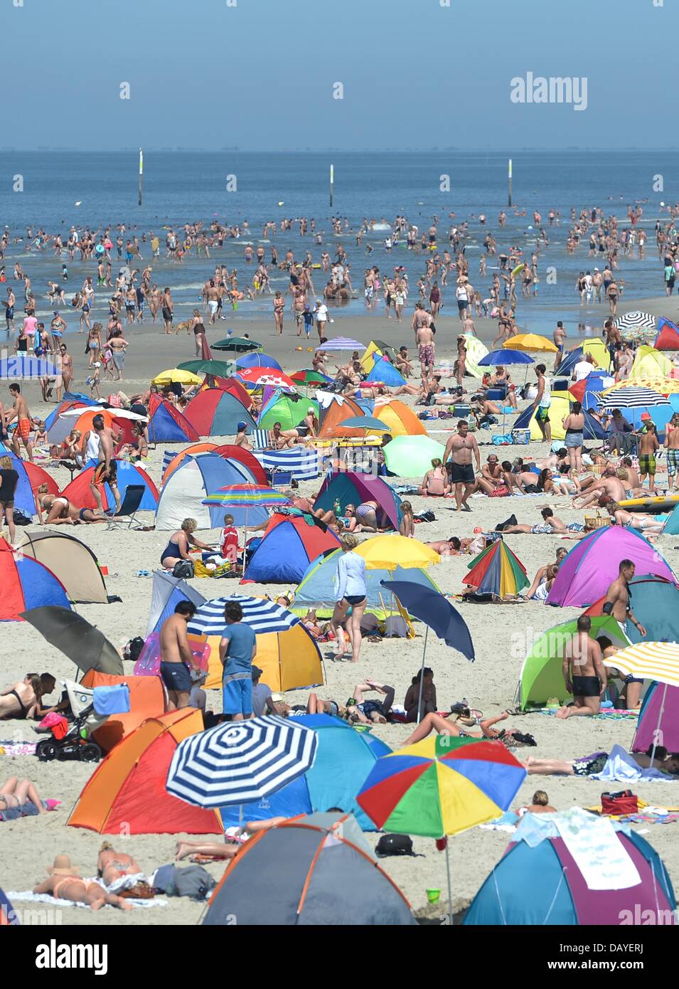 Urlauber genießen das sonnige Wetter am Strand in Sankt Peter-Ording, Deutschland, 21. Juli 2013. Perfektes Sommerwetter lockte Scharen zu den Stränden. Foto: MARCUS BRANDT Stockfoto
