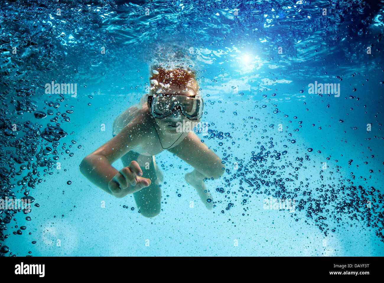 Freedive. Teenager in der Maske und Schnorchel schwimmen unter Wasser. Stockfoto