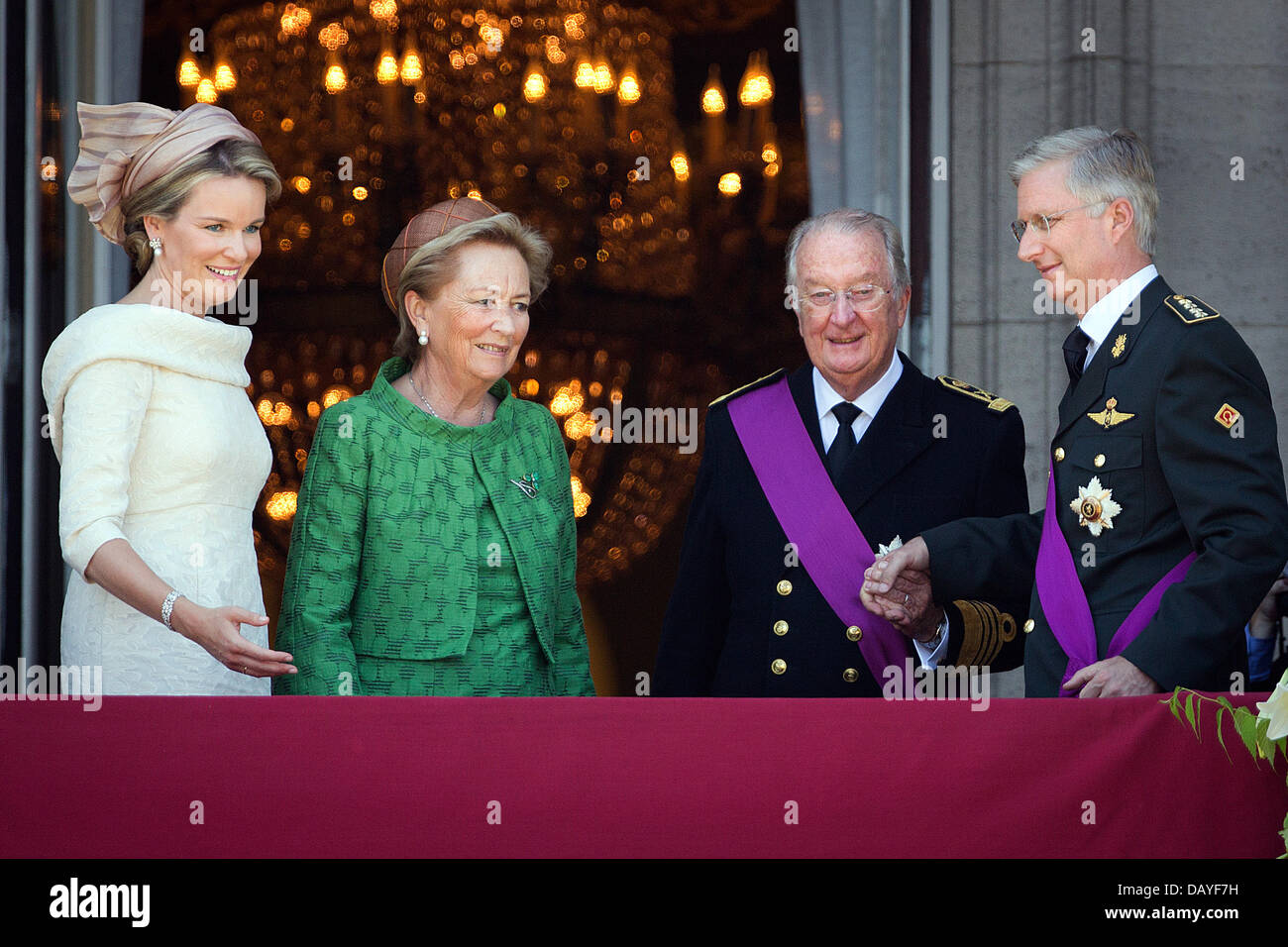 Brüssel, Belgien. 21. Juli 2013. Neuer König Philippe und Königin Mathilde und König Albert und Königin Paola grüßen vom Balkon des königlichen Palastes in Brüssel, 21. Juli 2013, dem Nationalfeiertag. Foto: Dpa/Patrick van Katwijk/Alamy Live News Stockfoto