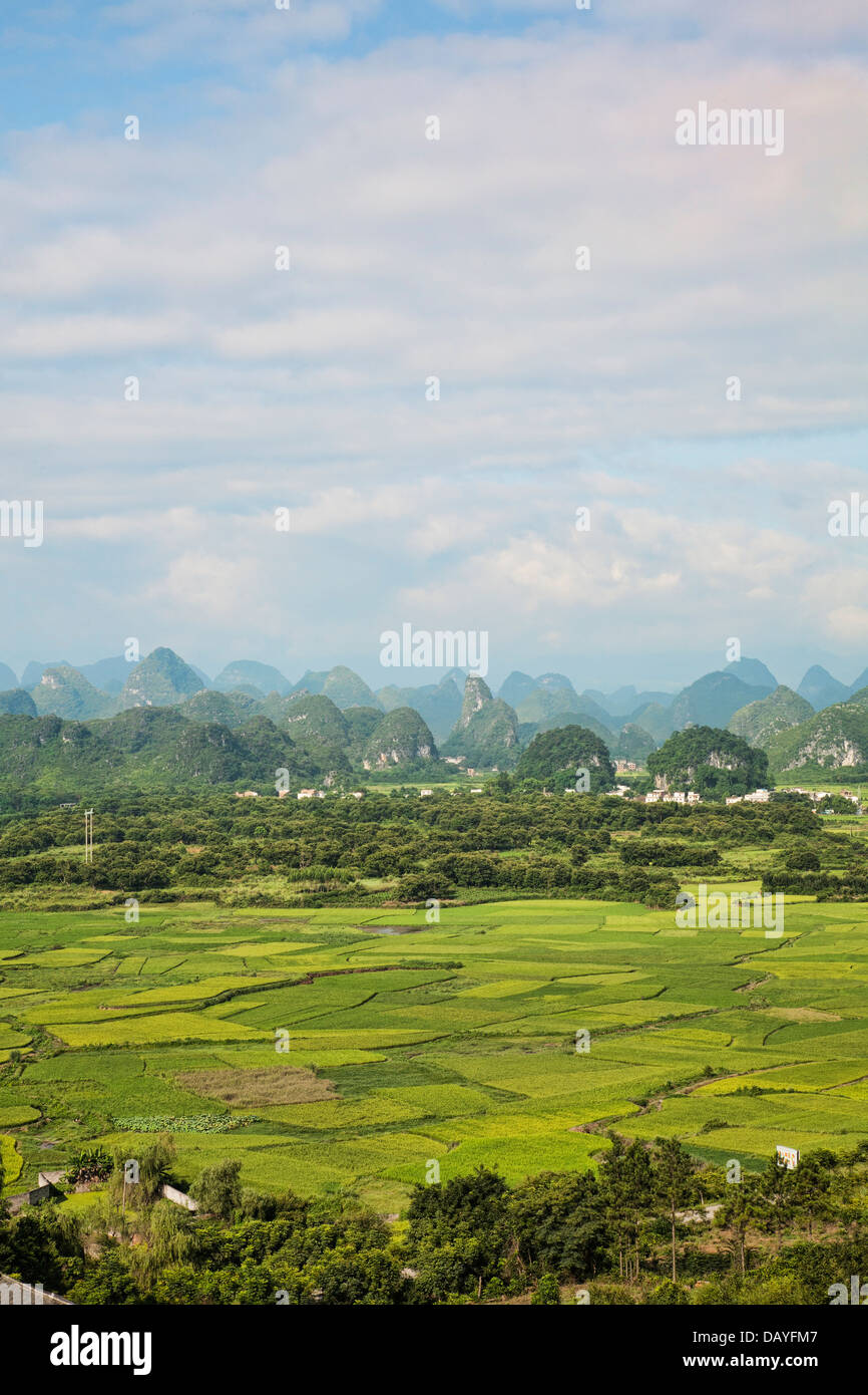 Die schöne Landschaft von Guilin, Reis Farmen und Karstberge zeigen. Guangxi Zhuang autonomen Region, China Stockfoto