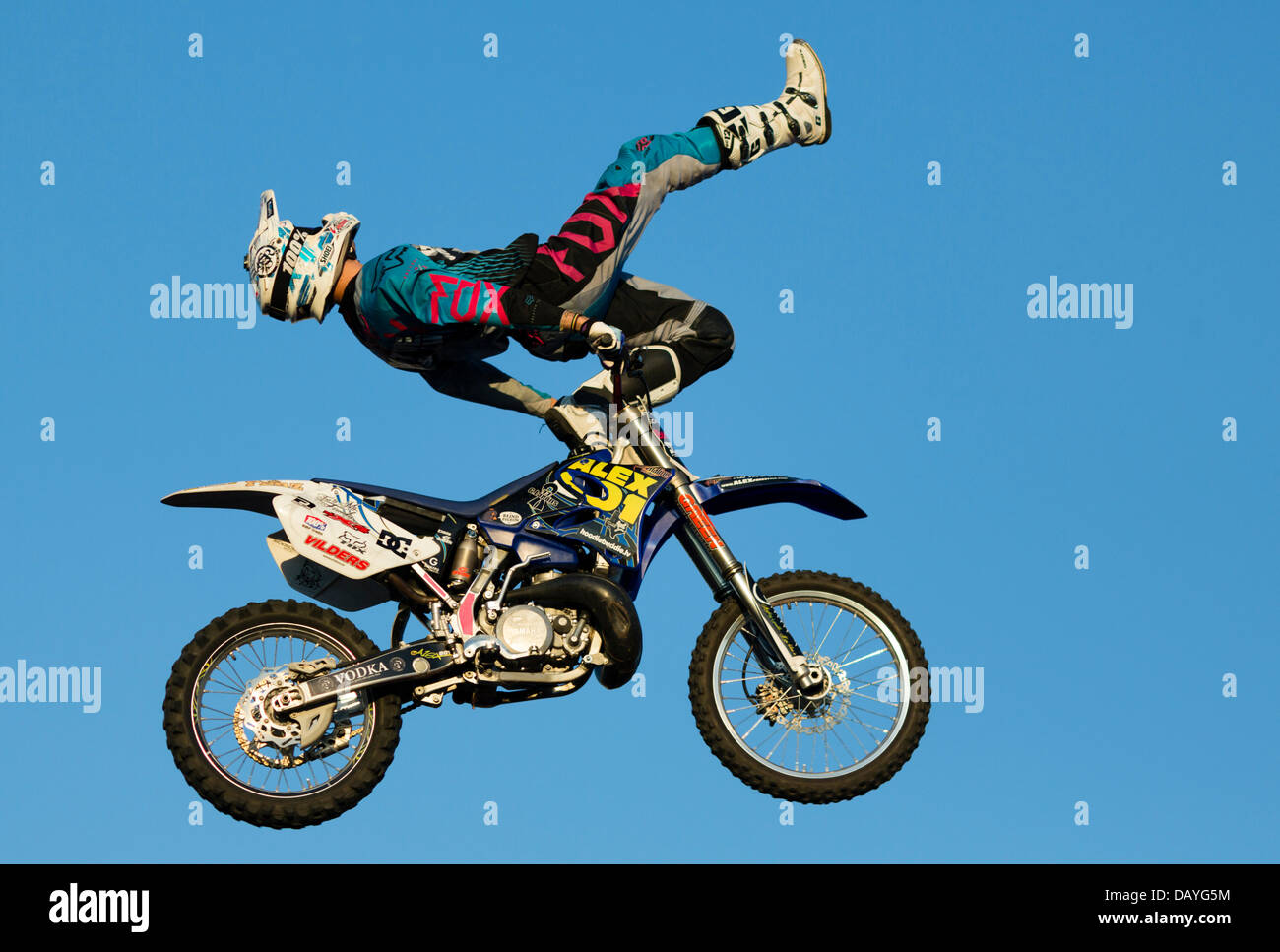 Samara, Russland. 19. Juli 2013. MARTINS ALEXANDROWITSCH (Lettland) Durchführung einen Trick während Adrenalin Rush FMX show Juli 19,2013 in Samara, Russland Credit: Kuzma/Alamy Live News Stockfoto