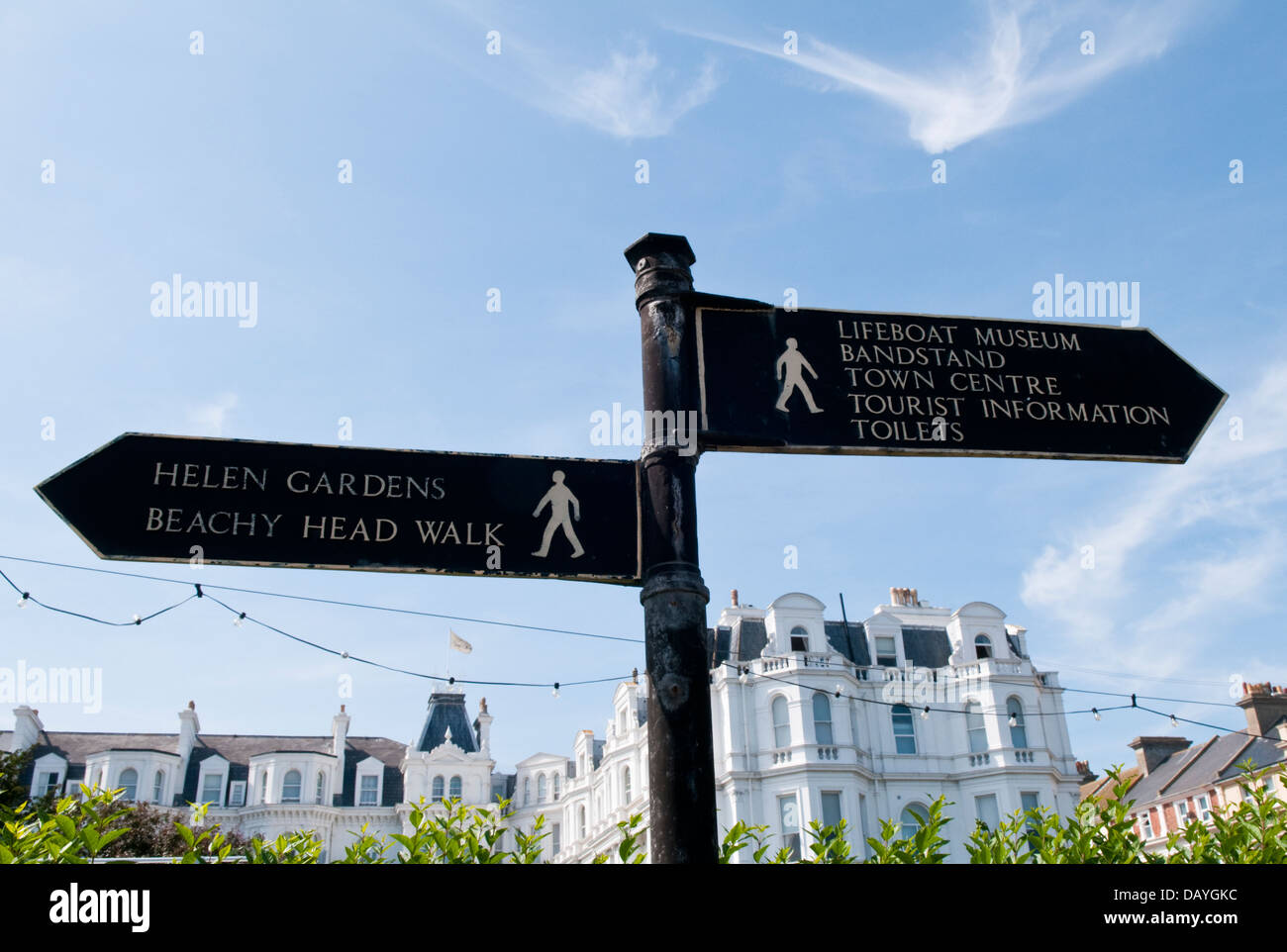 Zeichen zu verschiedenen Sehenswürdigkeiten in der Südküste Seebad Eastbourne im Vereinigten Königreich Stockfoto