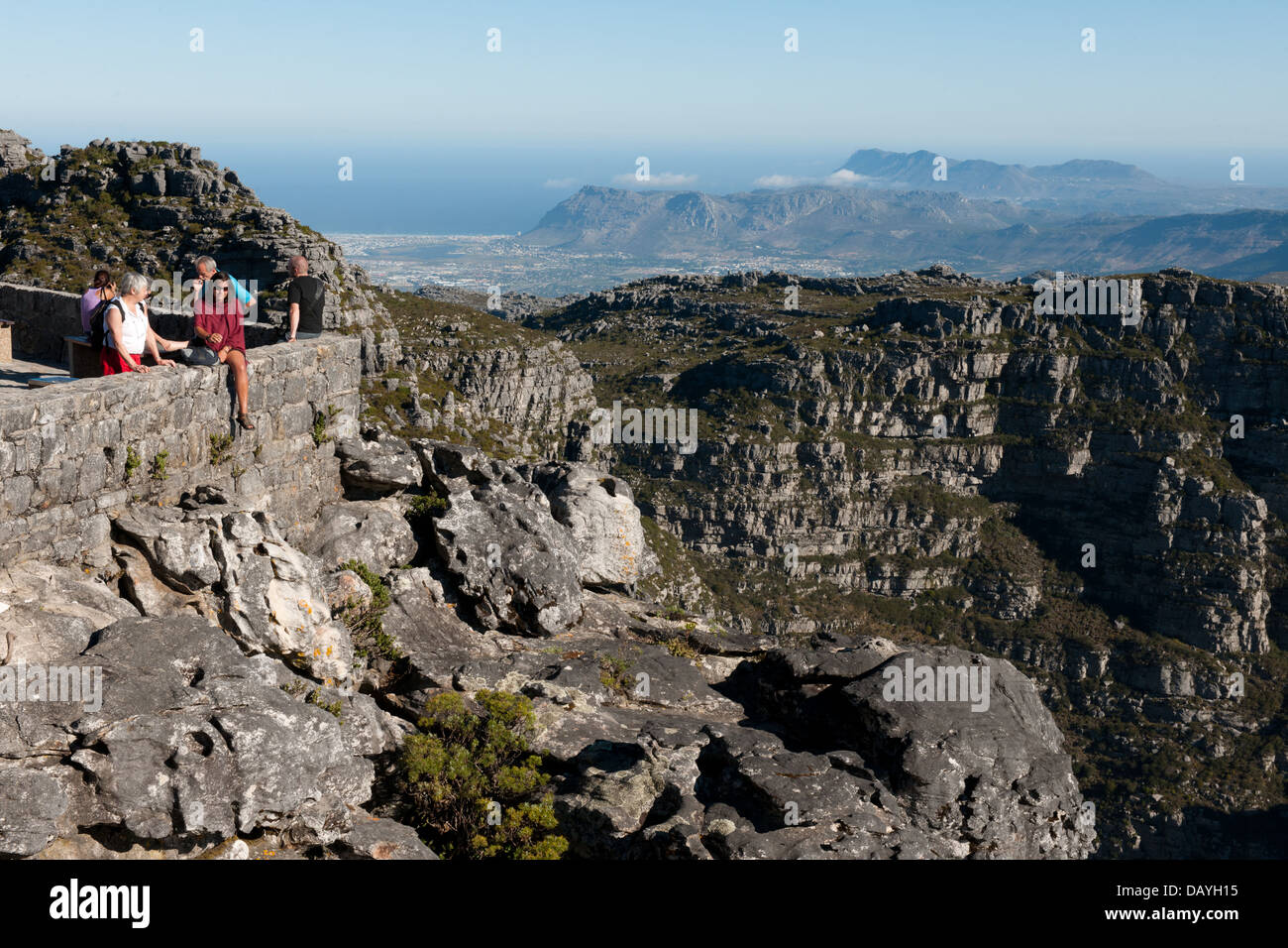 Touristen genießen die Aussicht vom Tafelberg, Kapstadt, Südafrika Stockfoto