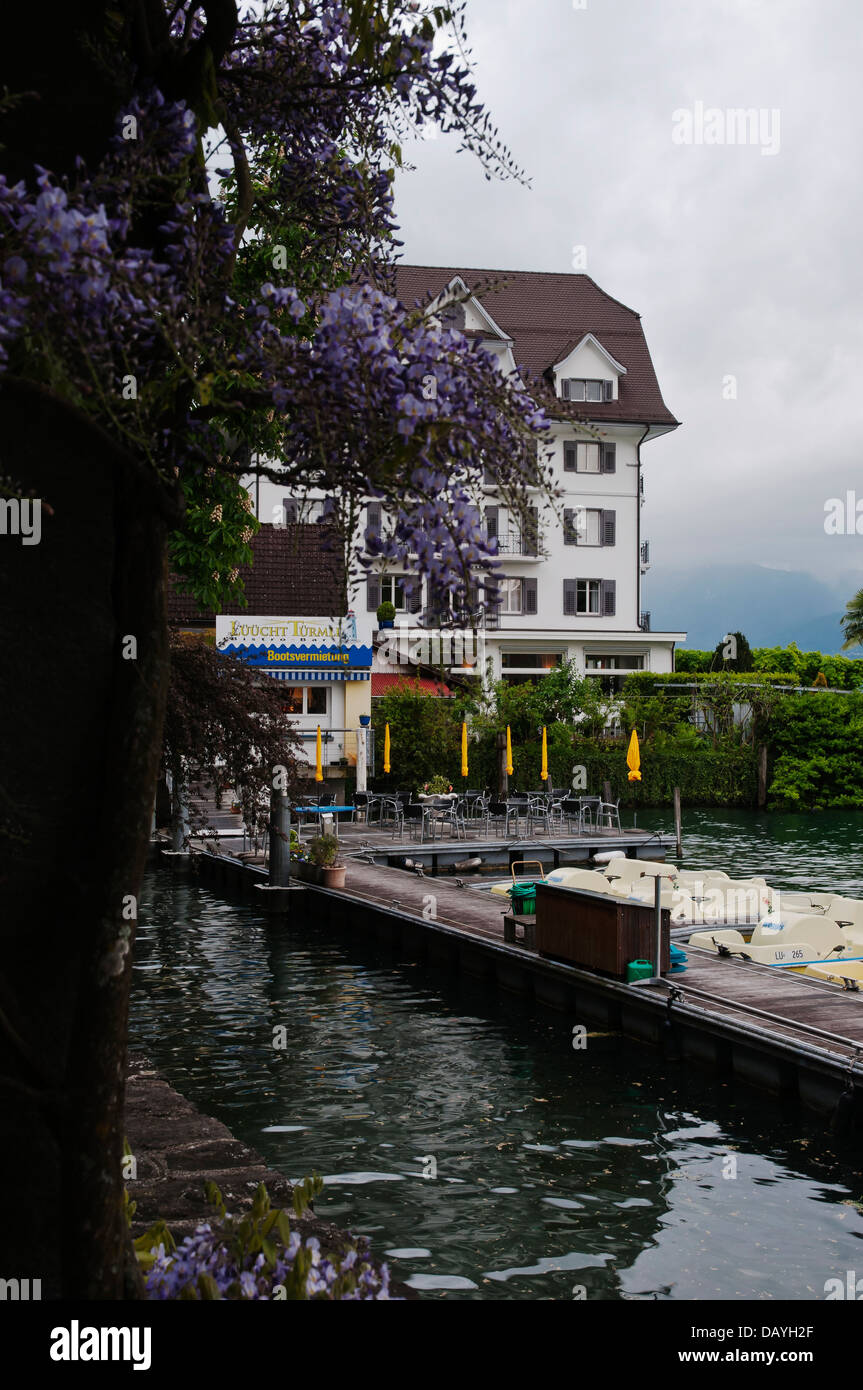 Anlegestelle für Boote und Yachten auf dem Vierwaldstättersee in der Nähe von Hotel Central, Weggis Schweiz Stockfoto