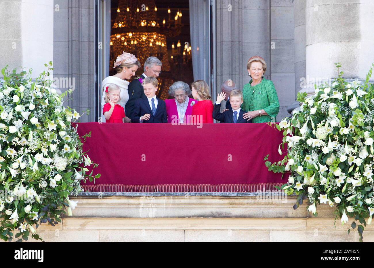 Brüssel, Belgien. 21. Juli 2013. Neuer König Philippe von Belgien und Königin Mathilde Grüße (L-R) Prinzessin Leonore, Prinz Gabriel, Königin Fabiola, Kronprinzessin Elisabeth, Prinz Emmanuel und Königin Paola vom Balkon des Palais Royal in Brüssel (Belgien), 21. Juli 2013, dem Nationalfeiertag. Foto: Albert Nieboer/Dpa/Alamy Live News Stockfoto