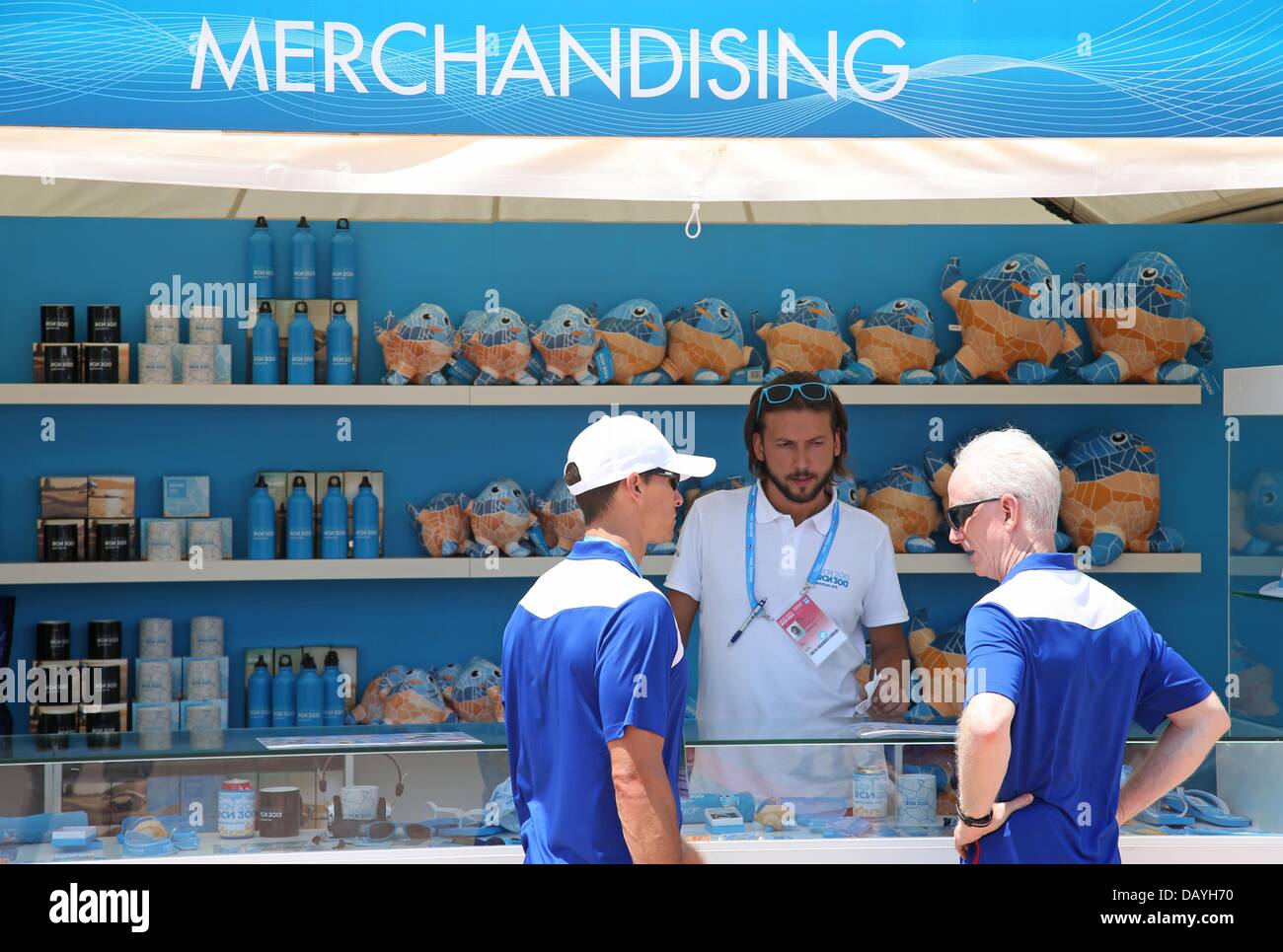 Barcelona, Spanien. 21. Juli 2013. Ware wird im Palau Sant Jordi während der 15. FINA Swimming World Championships in Barcelona, Spanien, 21. Juli 2013 verkauft. Foto: Friso Gentsch/Dpa/Alamy Live News Stockfoto