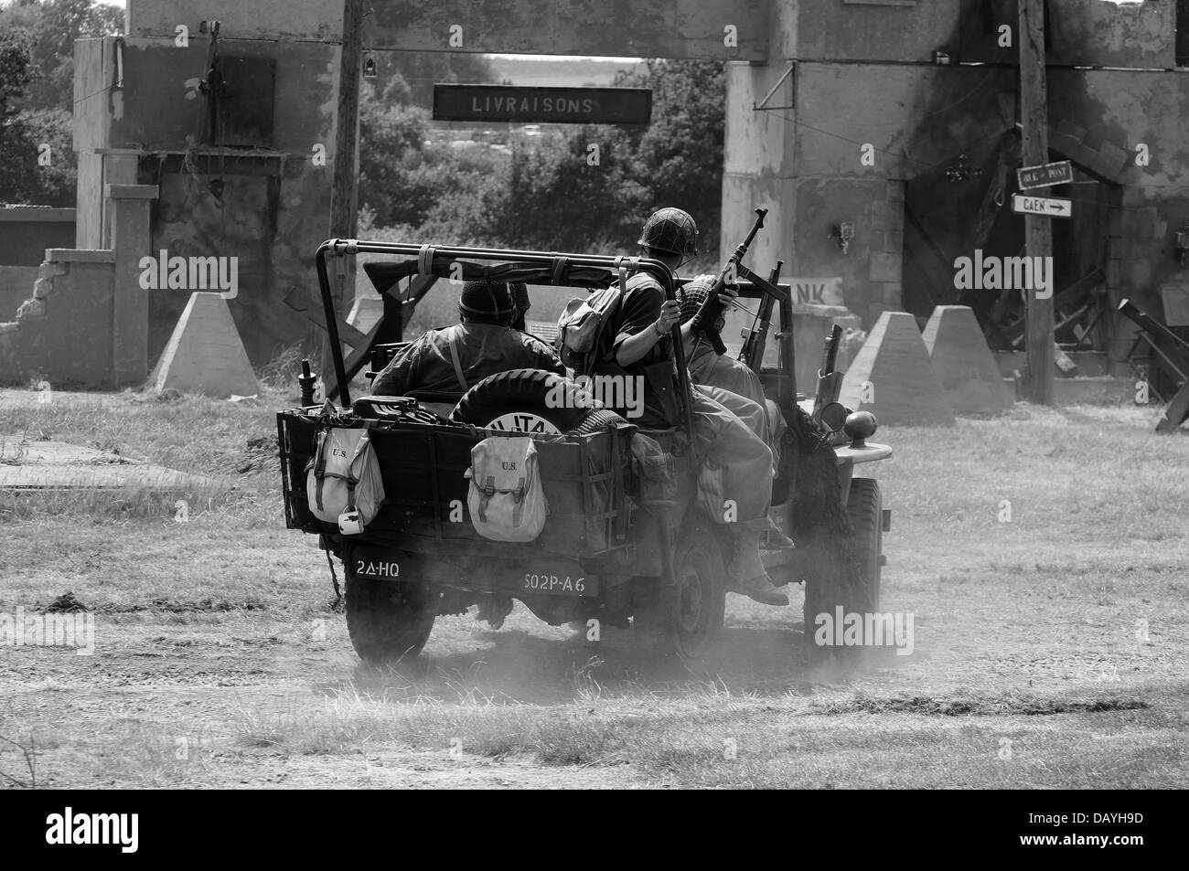 Re-enactment gekleidet wie wir Soldaten an Bord einen Jeep während ein Scheingefecht bei einer militärischen Show, UK Stockfoto