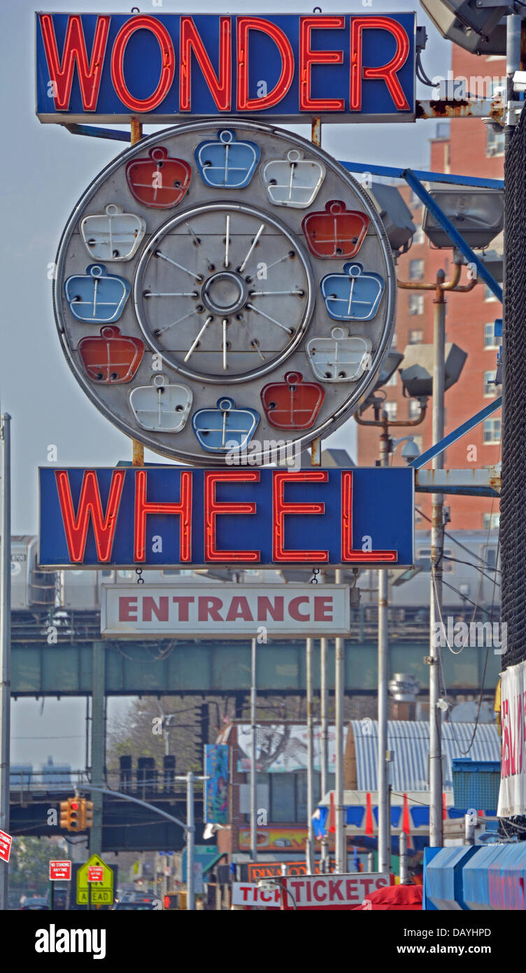 Das Riesenrad Wonder Wheel steigen in Coney Island mit einer erhöhten u-Bahn vorbei in den Hintergrund. Brooklyn, New York Stockfoto