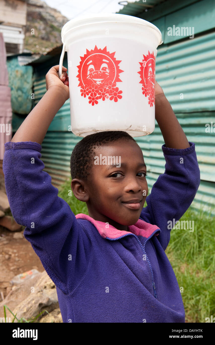 Mädchen tragen Wasser, Township Imizamo Yethu, Hout Bay, Kapstadt, Südafrika Stockfoto
