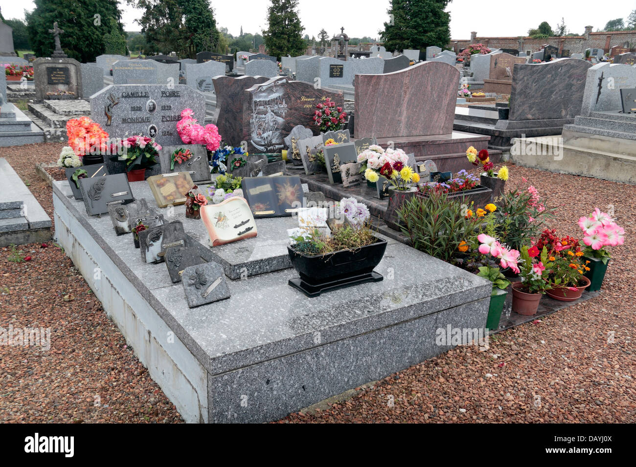 Gesamtansicht der beeindruckende französische Grabsteine in Beauval kommunalen Friedhof, Beauval, Somme Picardie, Frankreich. Stockfoto