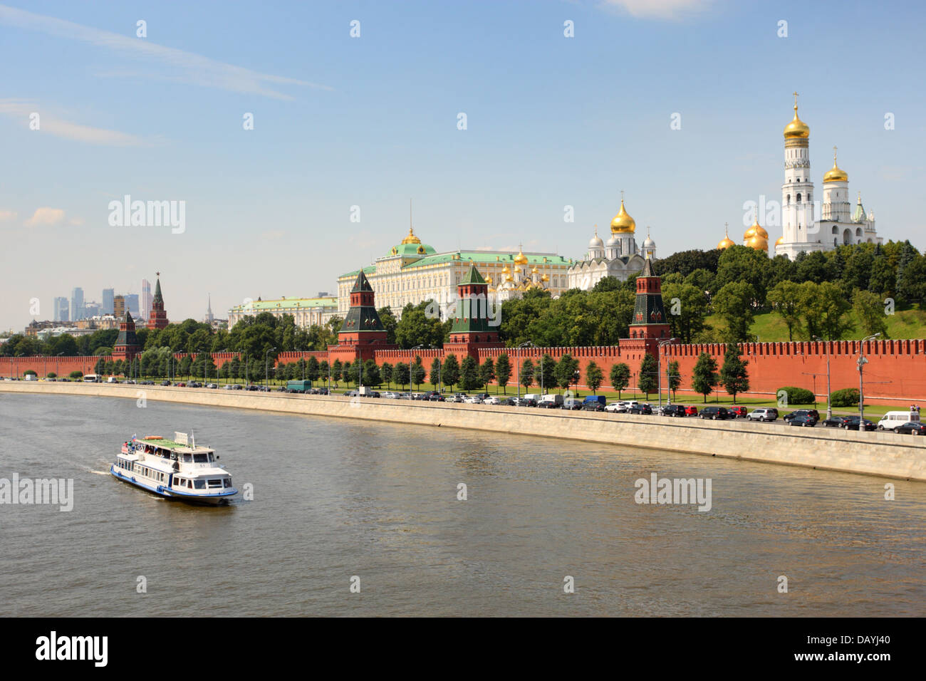 Stadt Moskau, Russland. Der Kreml und der Moskwa-Fluss mit Boot auf dem Fluss Moskau. Stockfoto