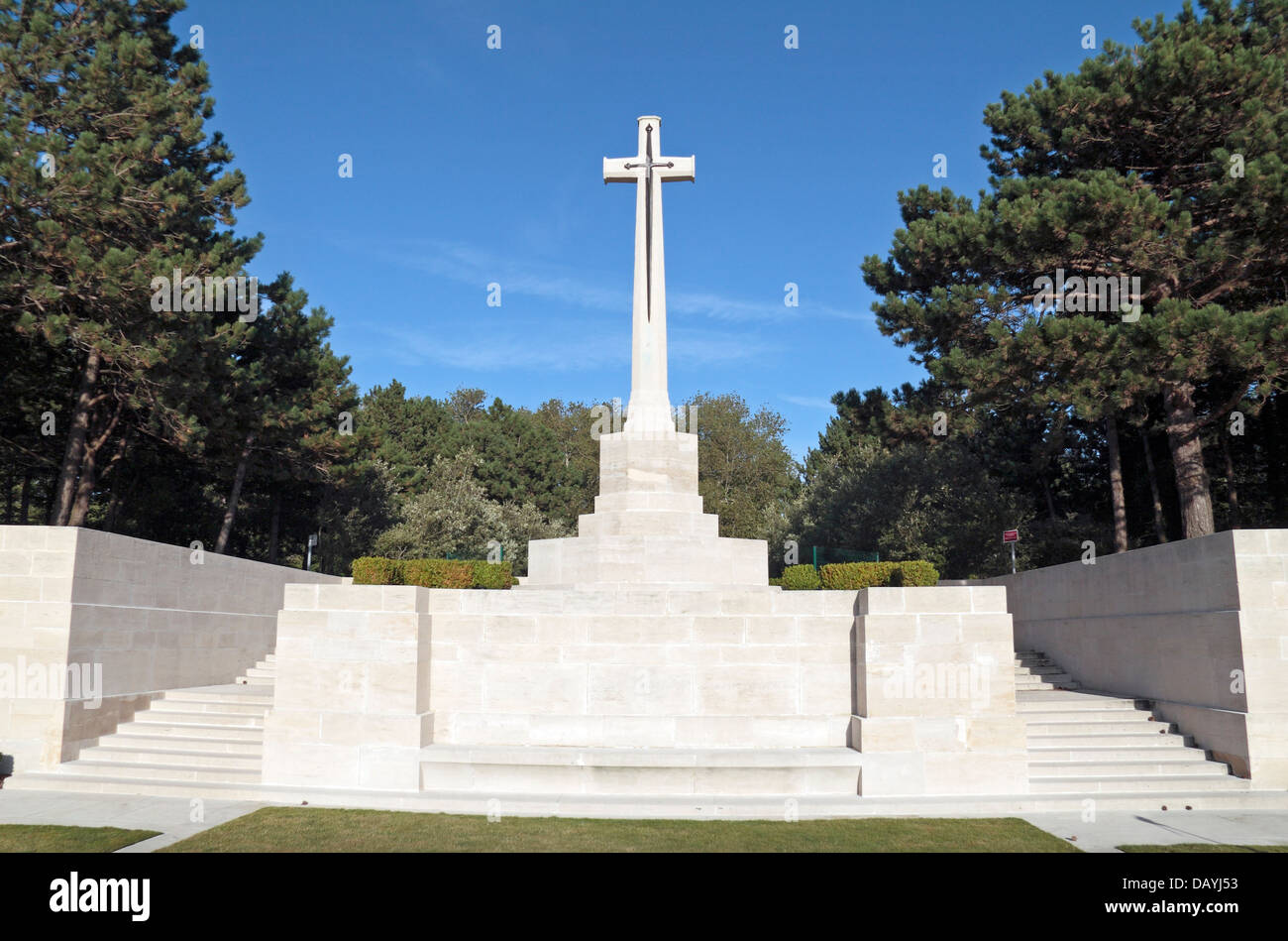 Kreuz des Opfers vor blauem Himmel im Étaples Military Cemetery (CWGC), Etaples, Pas-De-Calais, Frankreich. Stockfoto