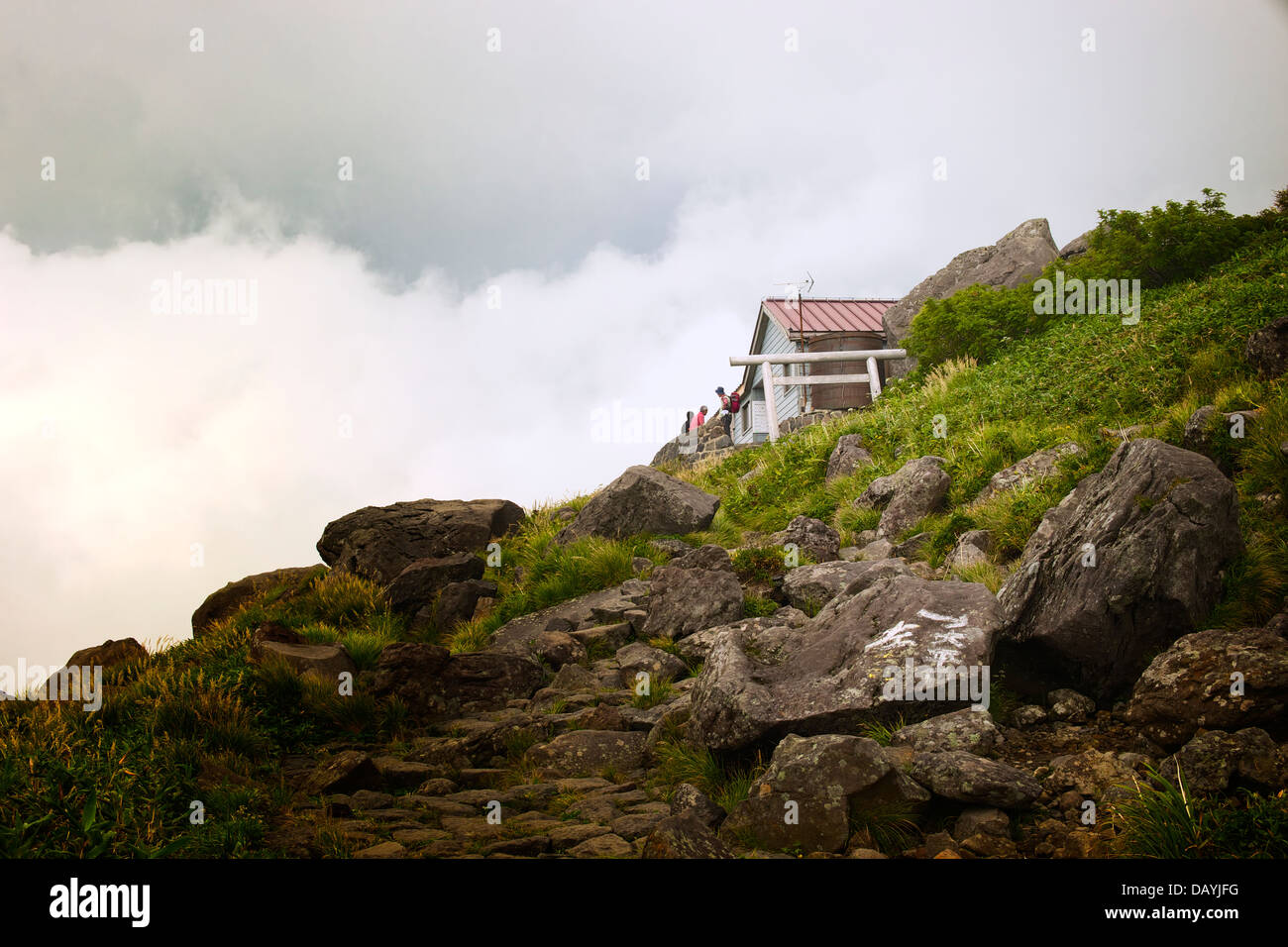 Wanderer unterwegs zu ruhen, Hütte und Schrein am Mount Aromakomponenten in Akita Japan Stockfoto