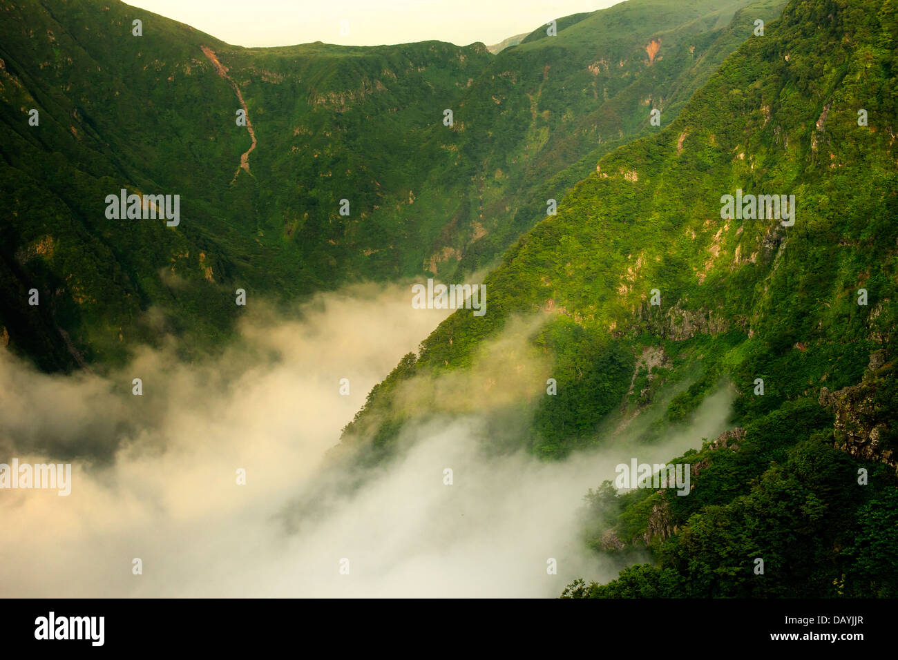 Meer der Wolken über den scharfen Tälern des Mount Aromakomponenten in Akita Japan Stockfoto