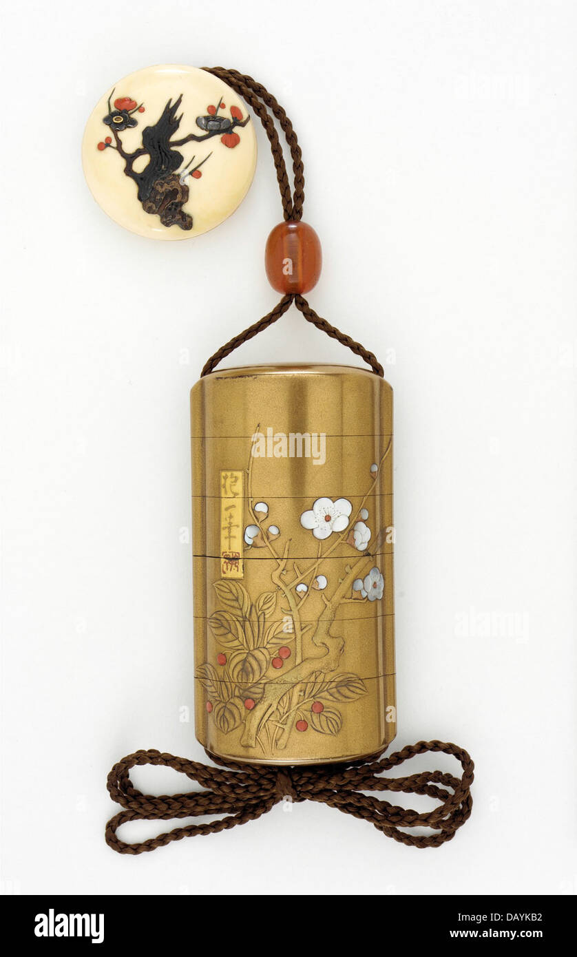 Dieses Set aus Inro, Ojime und Netsuke ist ein Beispiel für traditionelles japanisches Zubehör, das aufwändig für Funktionalität und Kunstfertigkeit geschnitzt wurde. Stockfoto