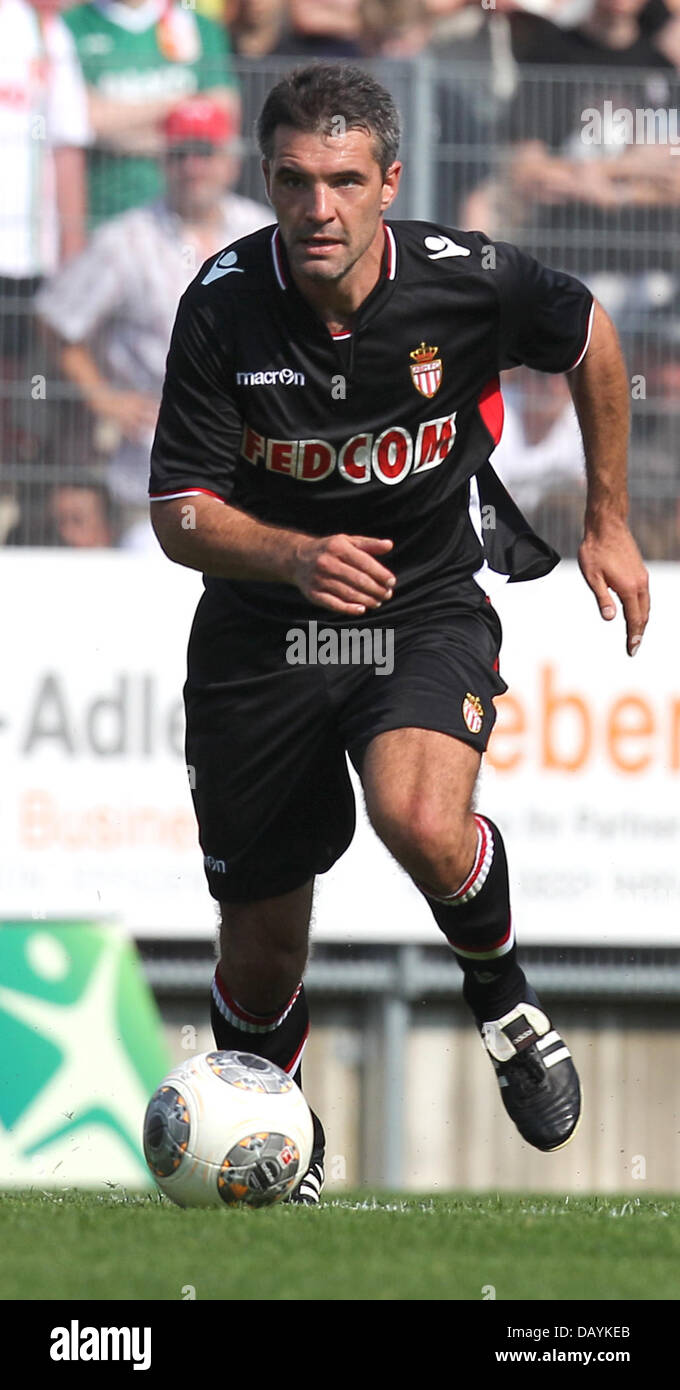 Memmingen, Deutschland. 20. Juli 2013. Monacos Spieler Jeremy Toulalan in Aktion während der Fußball-Testspiel zwischen FC Augsburg und AS Monaco in Memmingen, Deutschland, 20. Juli 2013. Foto: Karl-Josef Hildenbrand/Dpa/Alamy Live News Stockfoto