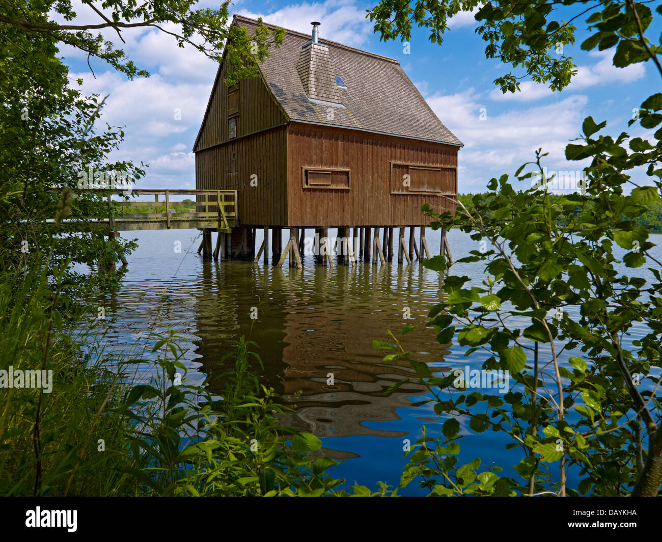 Stelzenhaus in der Hausteich Plothen Teiche, Thüringen, Deutschland