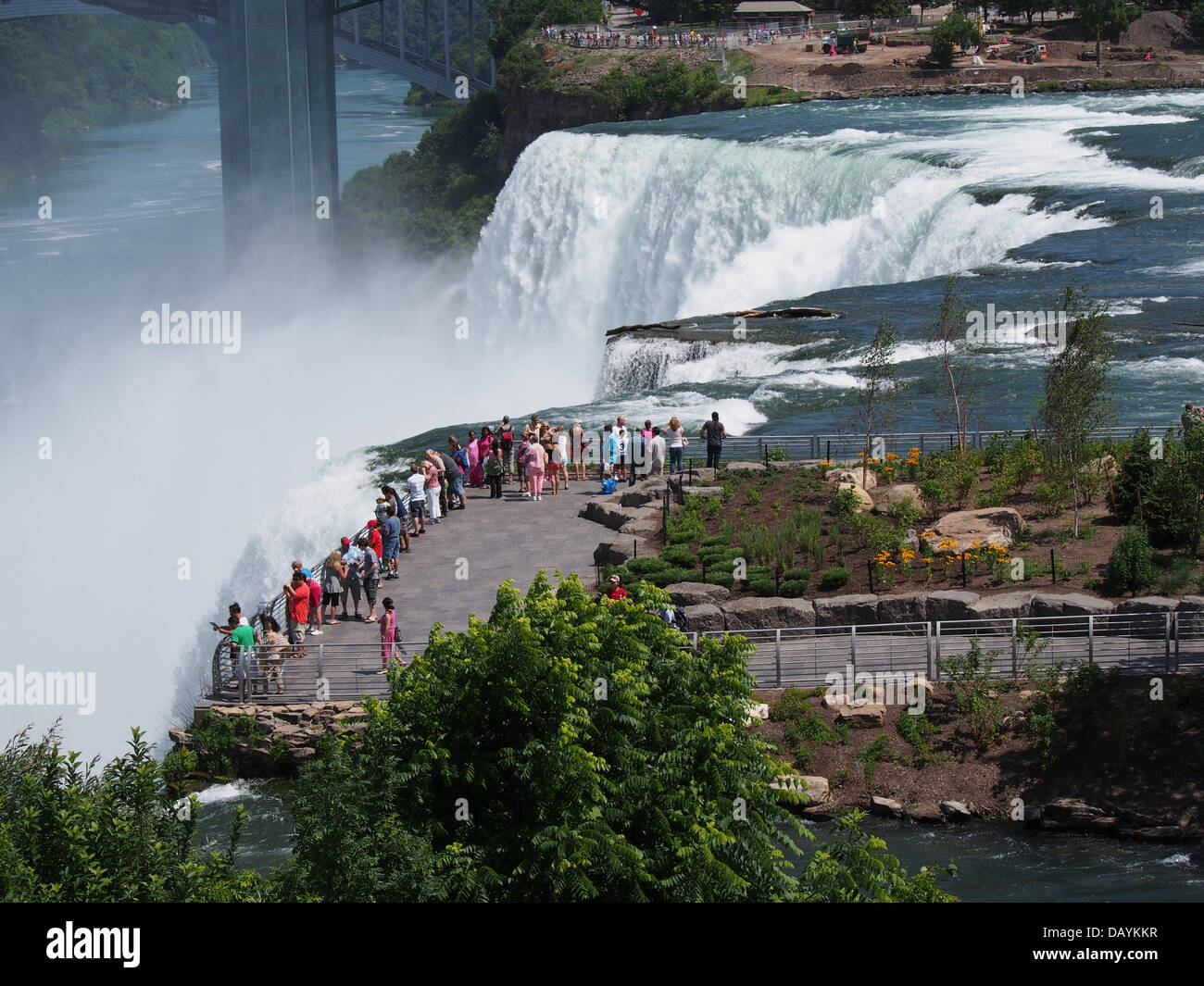 Niagara Falls, Rand auf die amerikanischen Wasserfälle von Goat Island Stockfoto