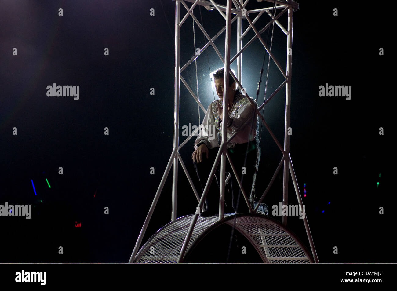 Joseph Dominick Bauer, ein Performer mit dem George Carden Zirkus Internationale, bereitet er sich auf eine weitere Reise auf der Spinnerei metal Neuerfindung, bekannt als 121111-A-VF 572-004 Stockfoto