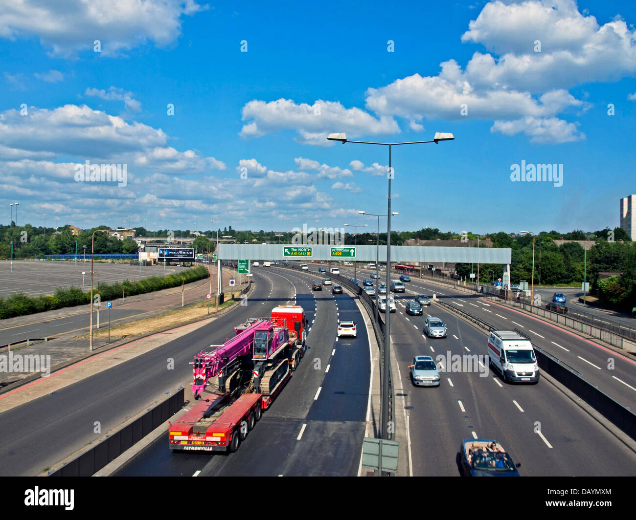 Blick auf die A406 North Circular Road vom Brent Cross Überführung, Brent Cross, London Borough of Barnet, London, England Stockfoto