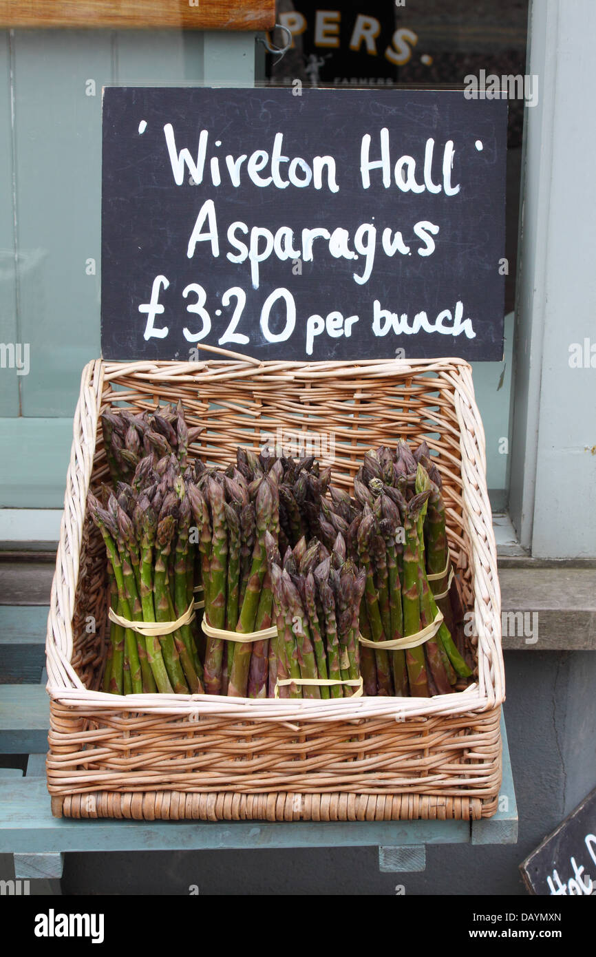 Die Trauben des "Wiveton Hall" Spargel im Weidenkorb außerhalb ein Gemüseladen Blakeney, Norfolk, England, UK Stockfoto